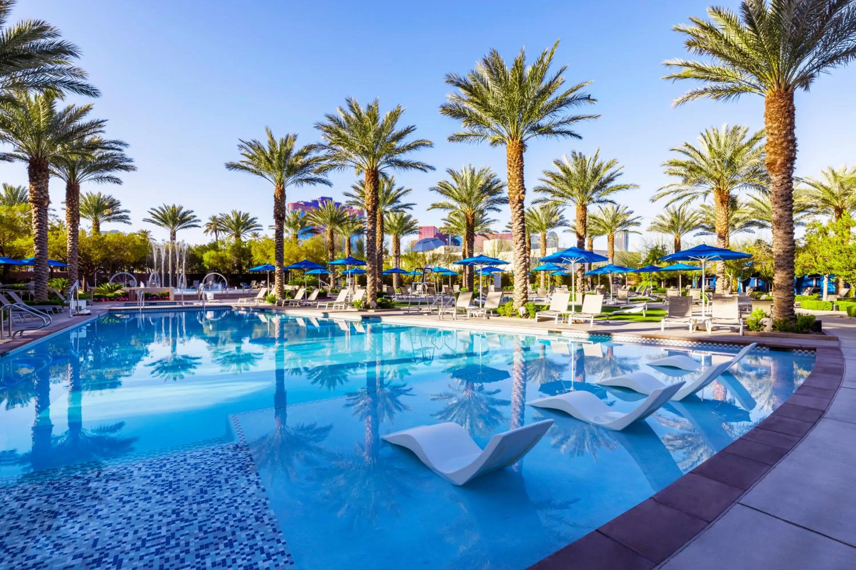 Swimming pool in Club Wyndham Desert Blue