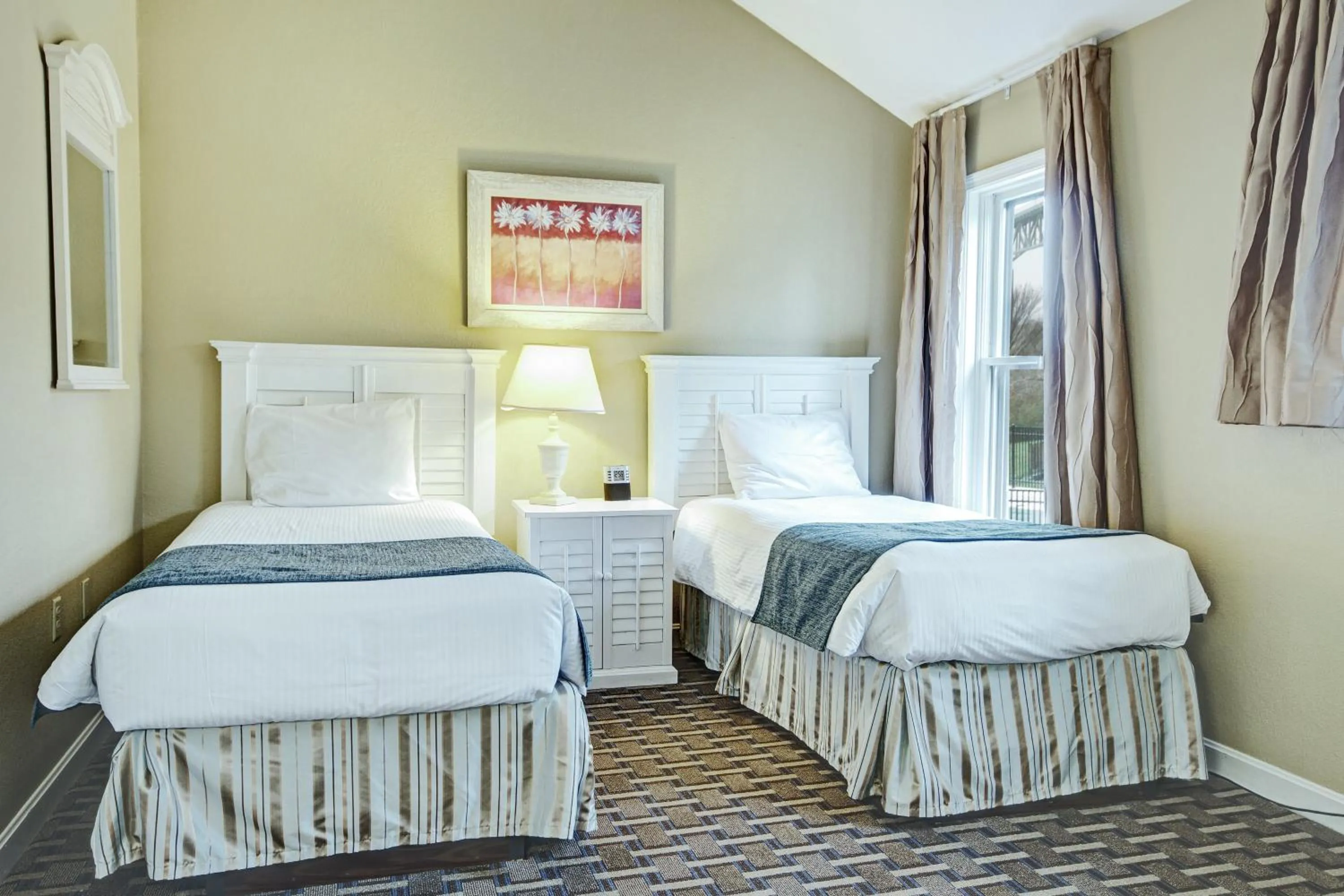 Photo of the whole room, Bed in Club Wyndham Newport Overlook