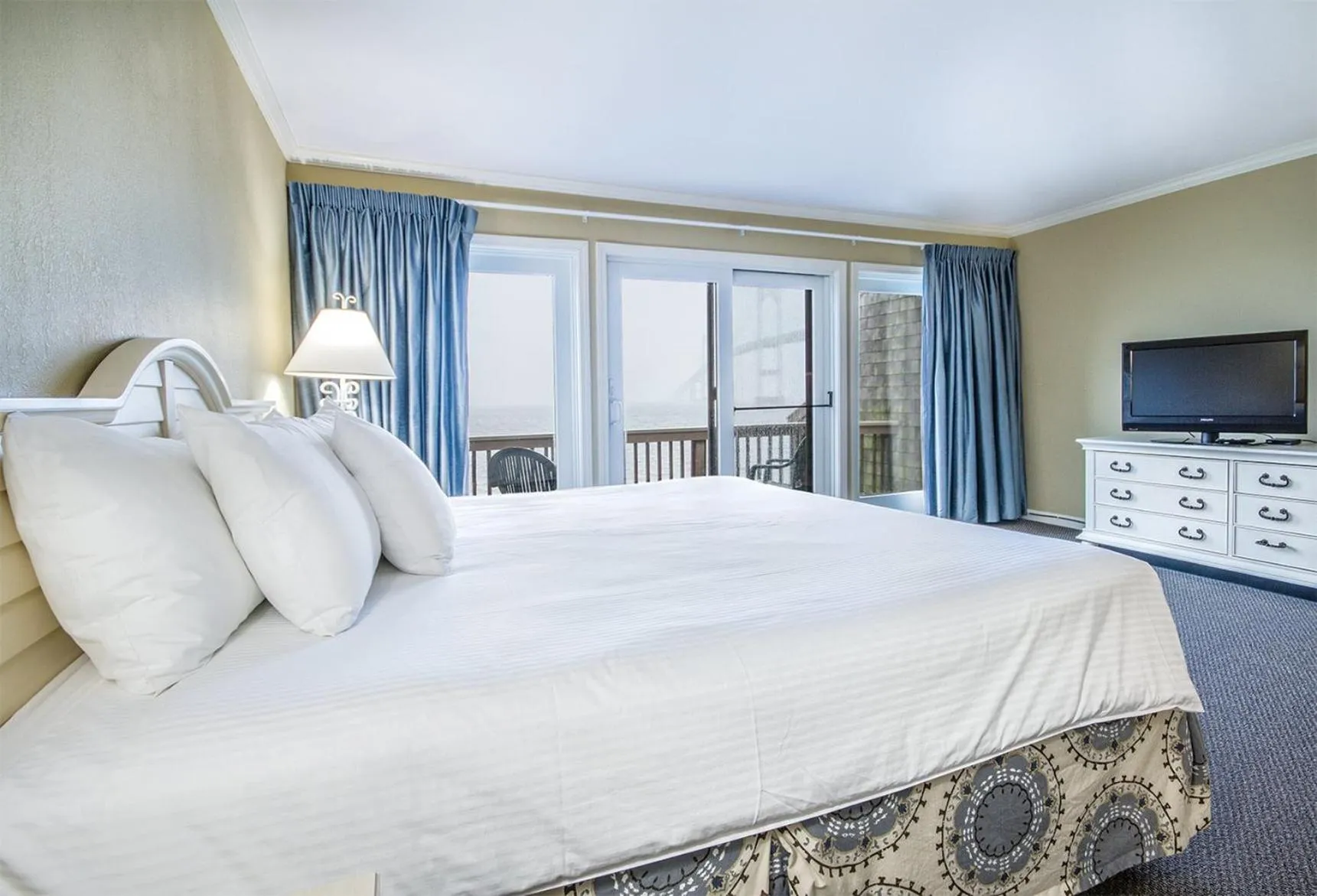 Photo of the whole room, Bed in Club Wyndham Newport Overlook