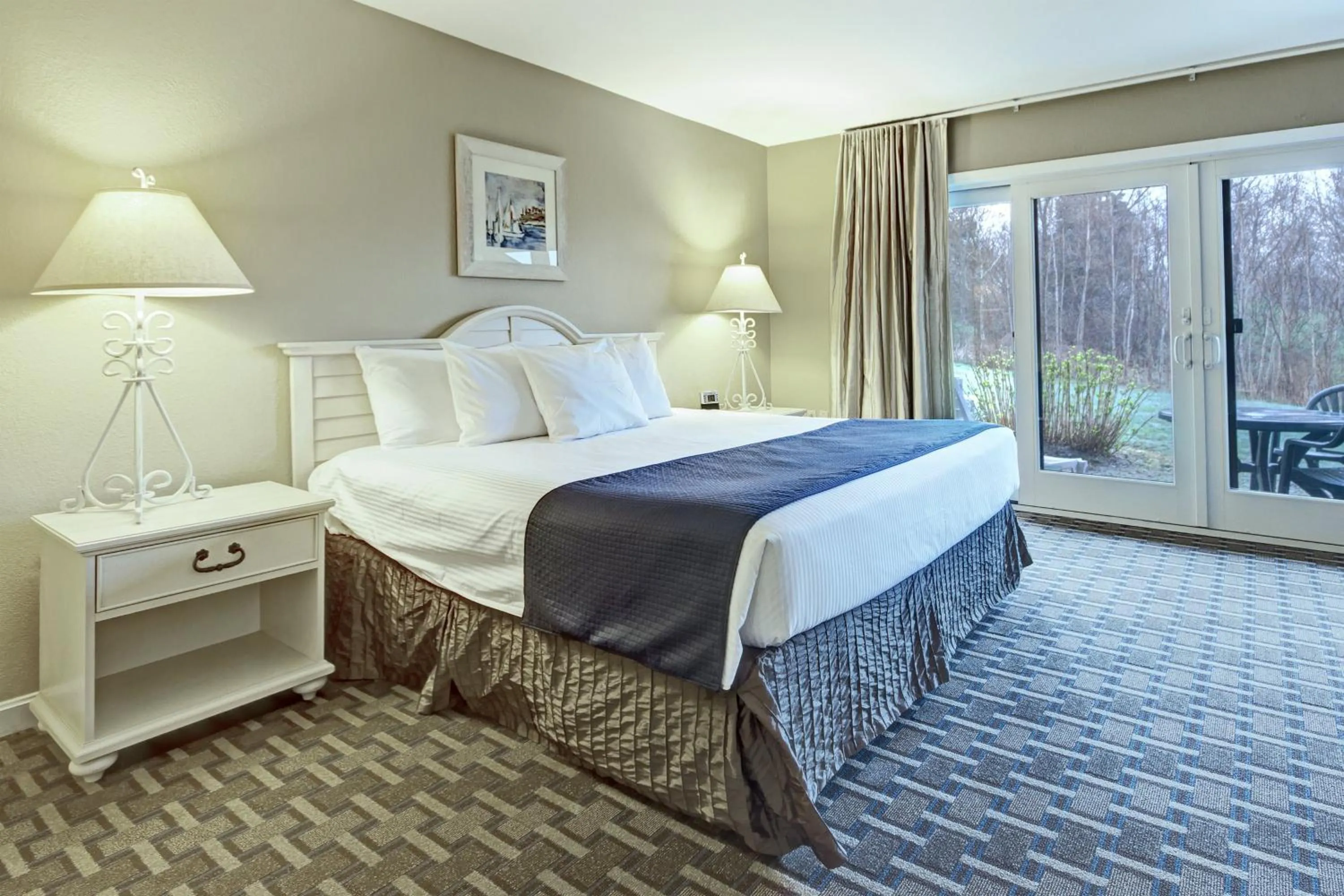 Photo of the whole room, Bed in Club Wyndham Newport Overlook