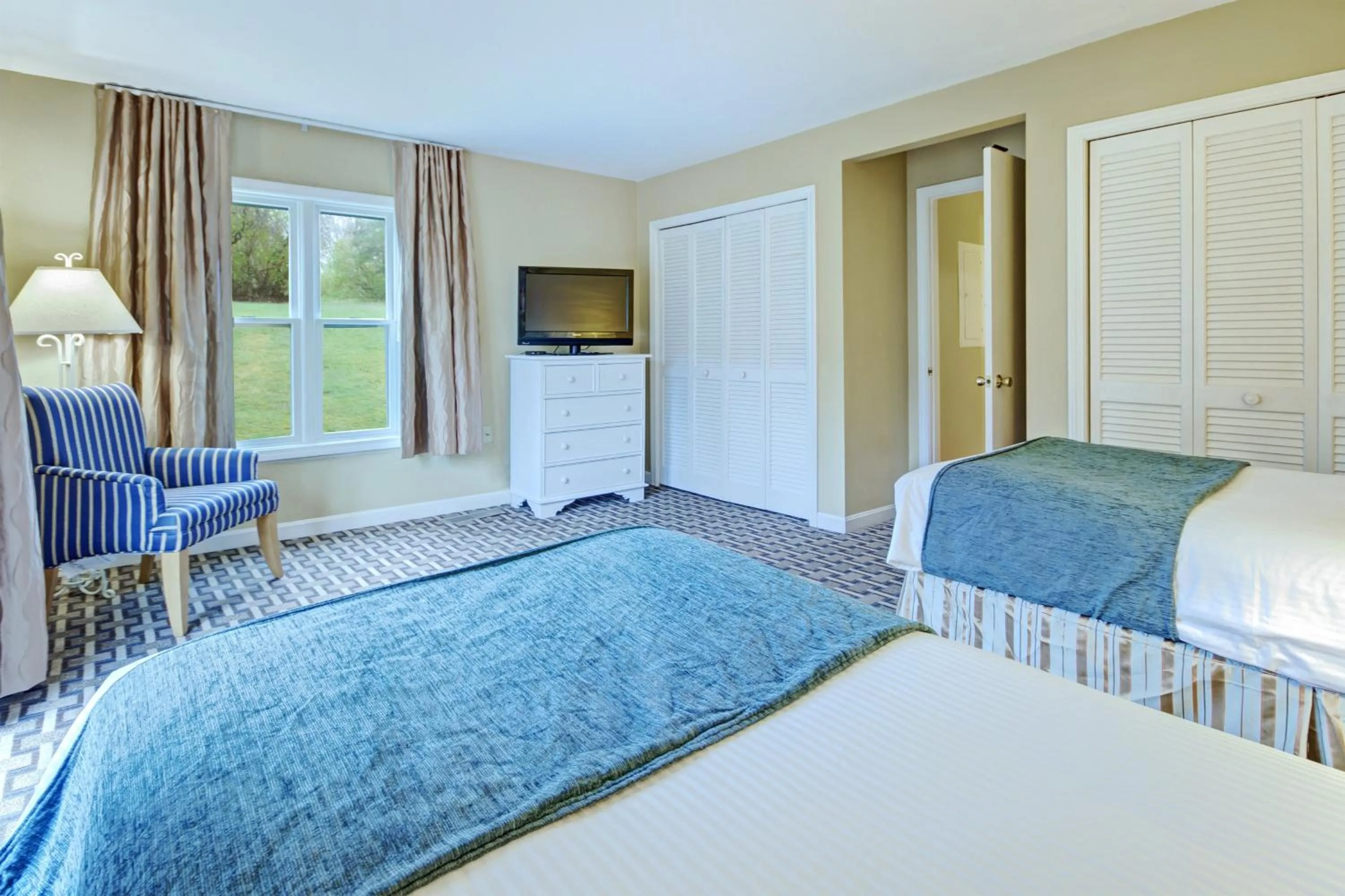 Photo of the whole room, Bed in Club Wyndham Newport Overlook