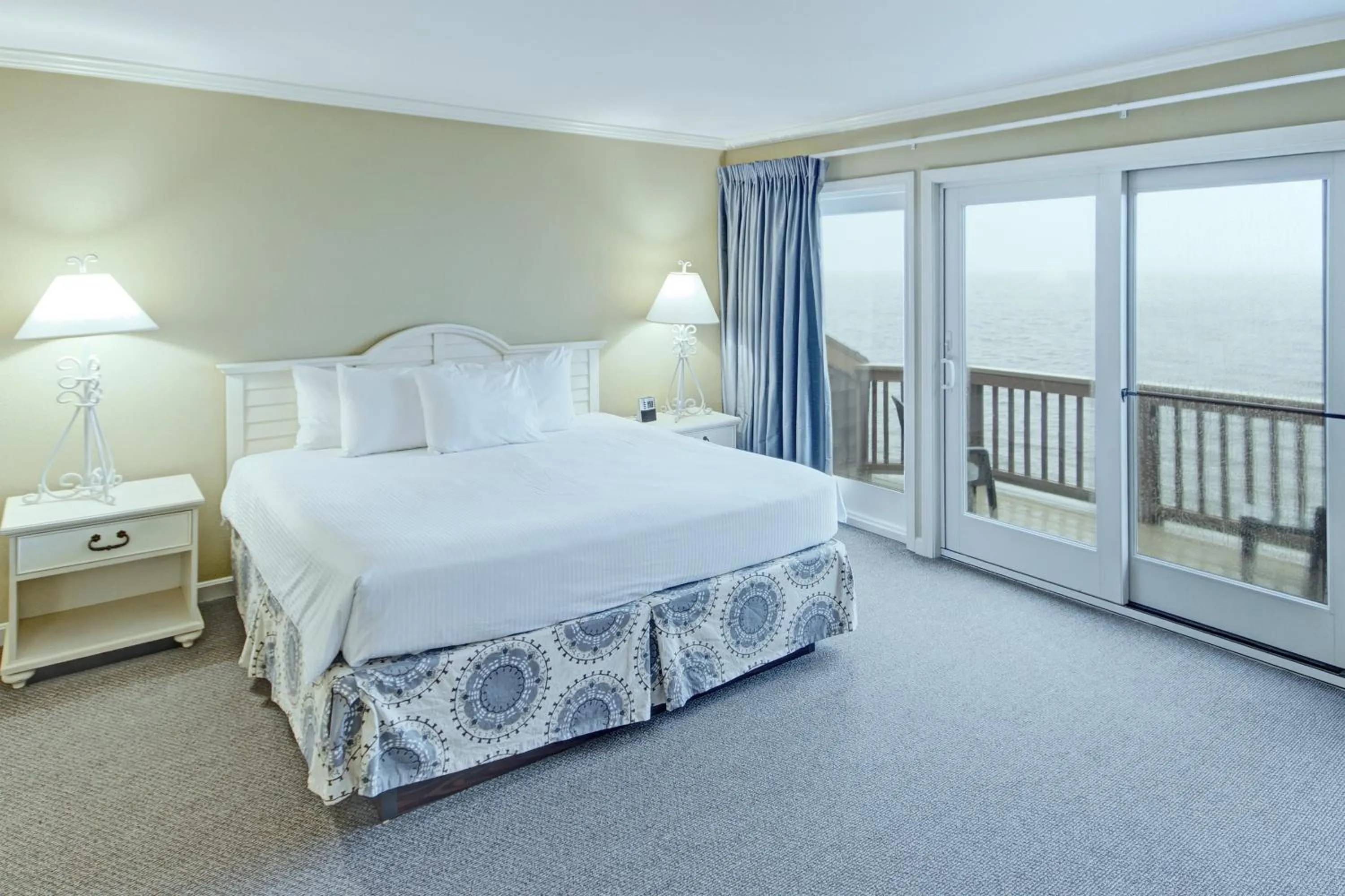 Bathroom, Bed in Club Wyndham Newport Overlook