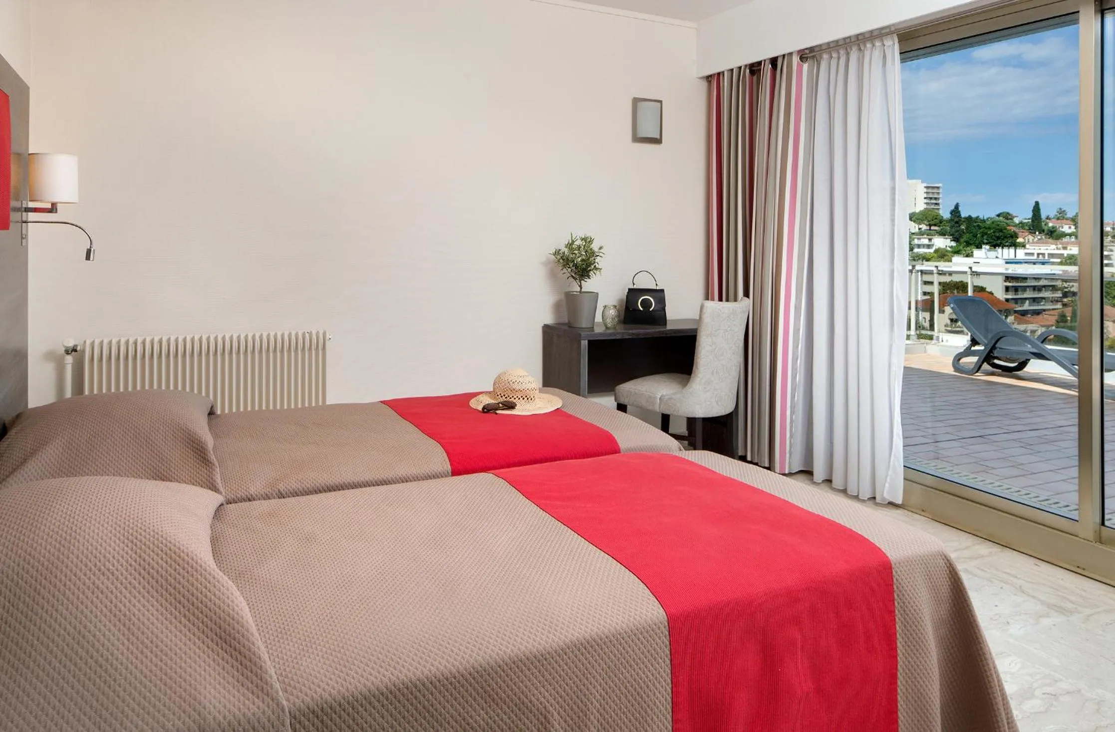 Photo of the whole room, Bed in The Originals Résidence, Les Strélitzias