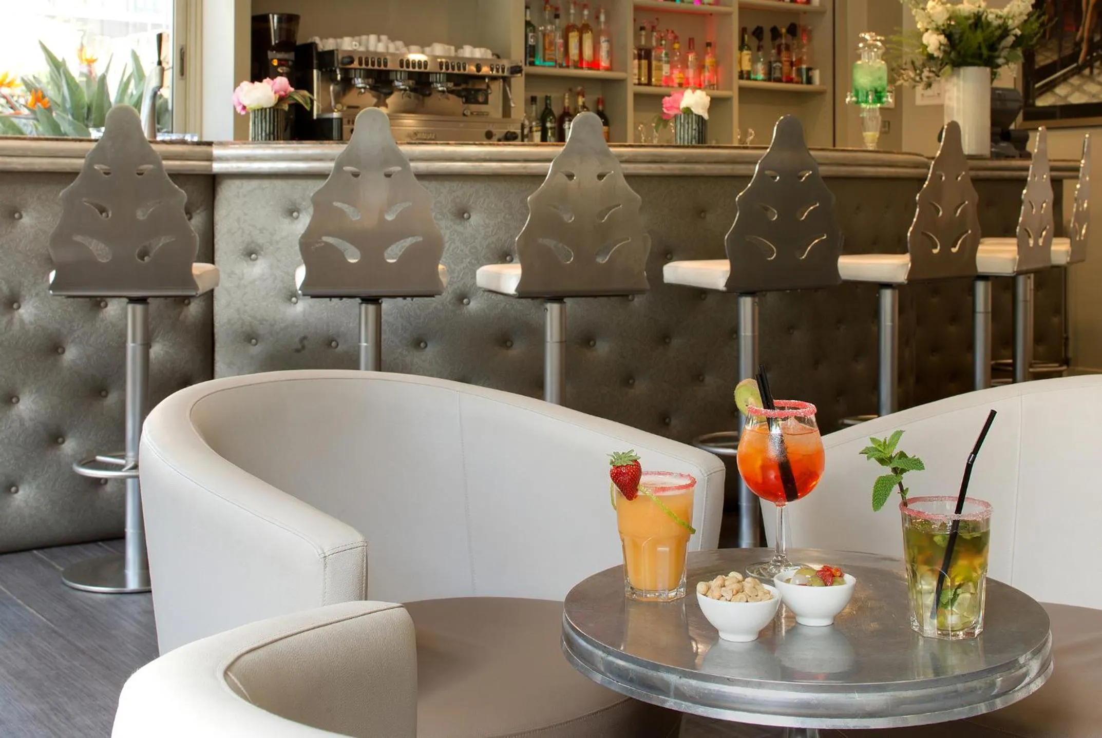 Lounge or bar in The Originals Résidence, Les Strélitzias