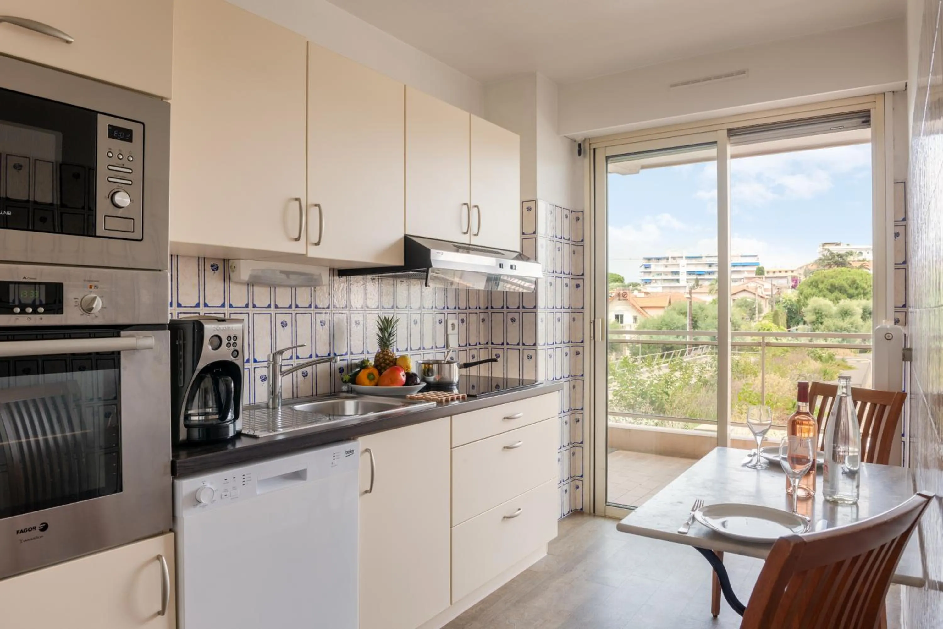 Kitchen or kitchenette in The Originals Résidence, Les Strélitzias