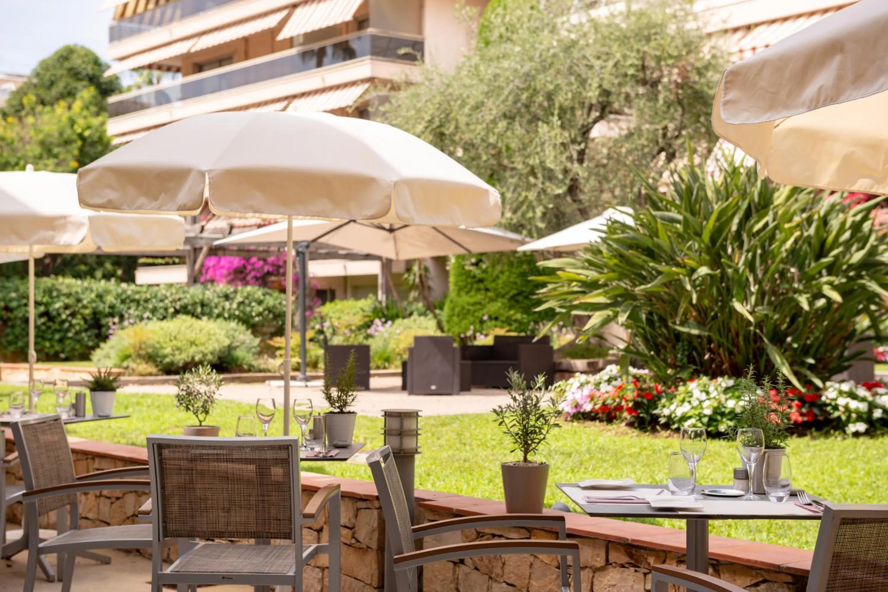 Patio in The Originals Résidence, Les Strélitzias