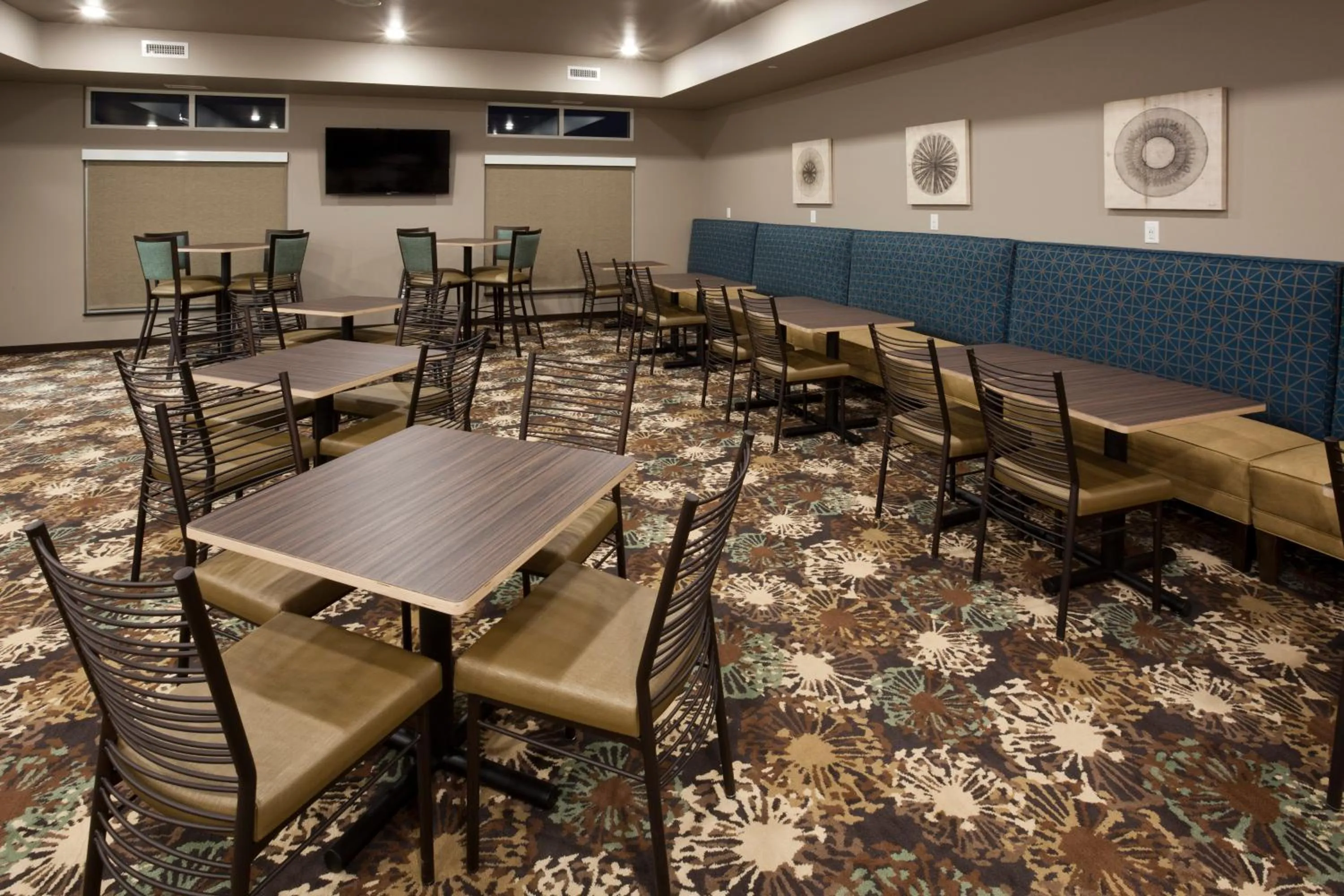 Restaurant/places to eat in GrandStay Hotel & Suites Valley City