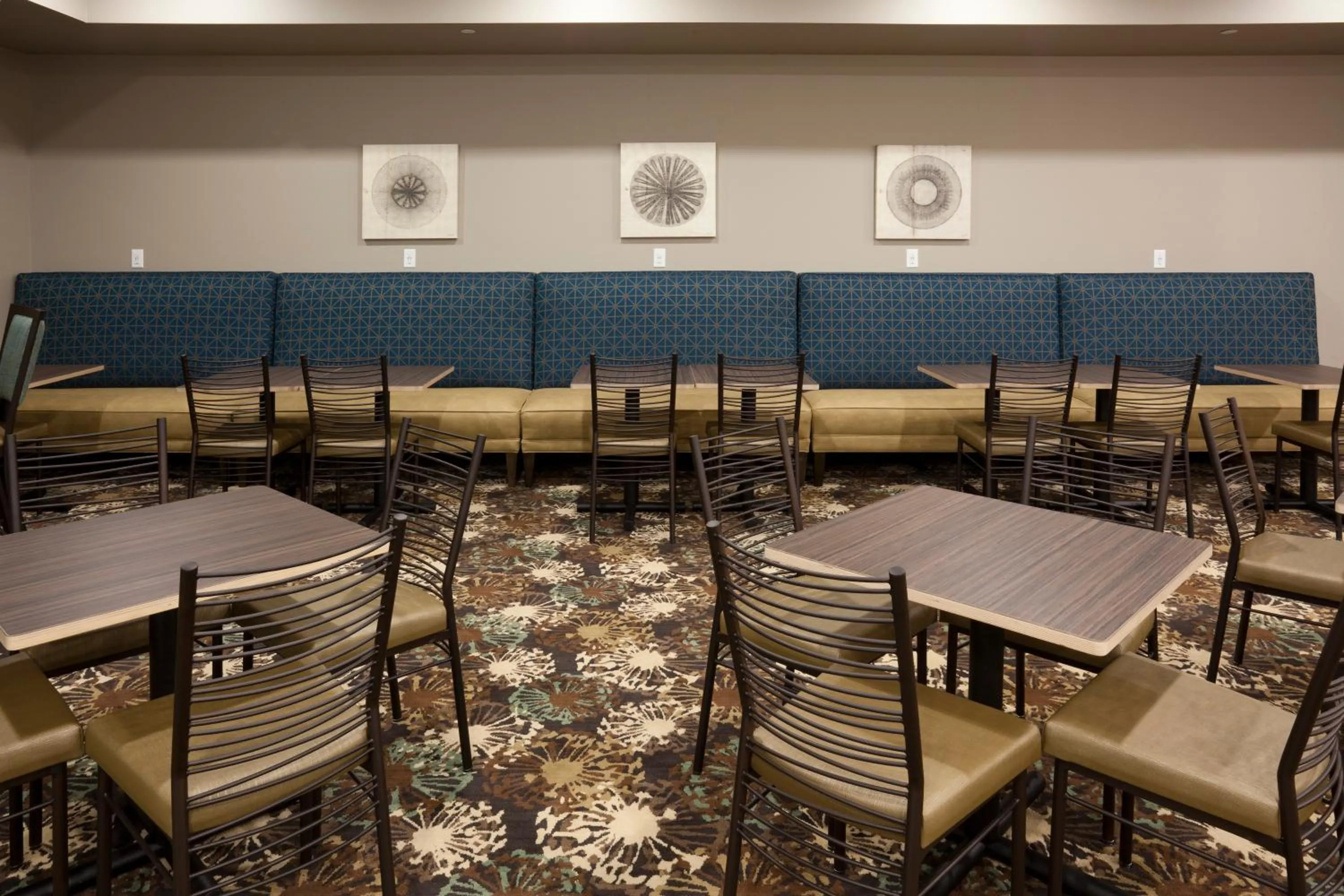 Restaurant/places to eat in GrandStay Hotel & Suites Valley City