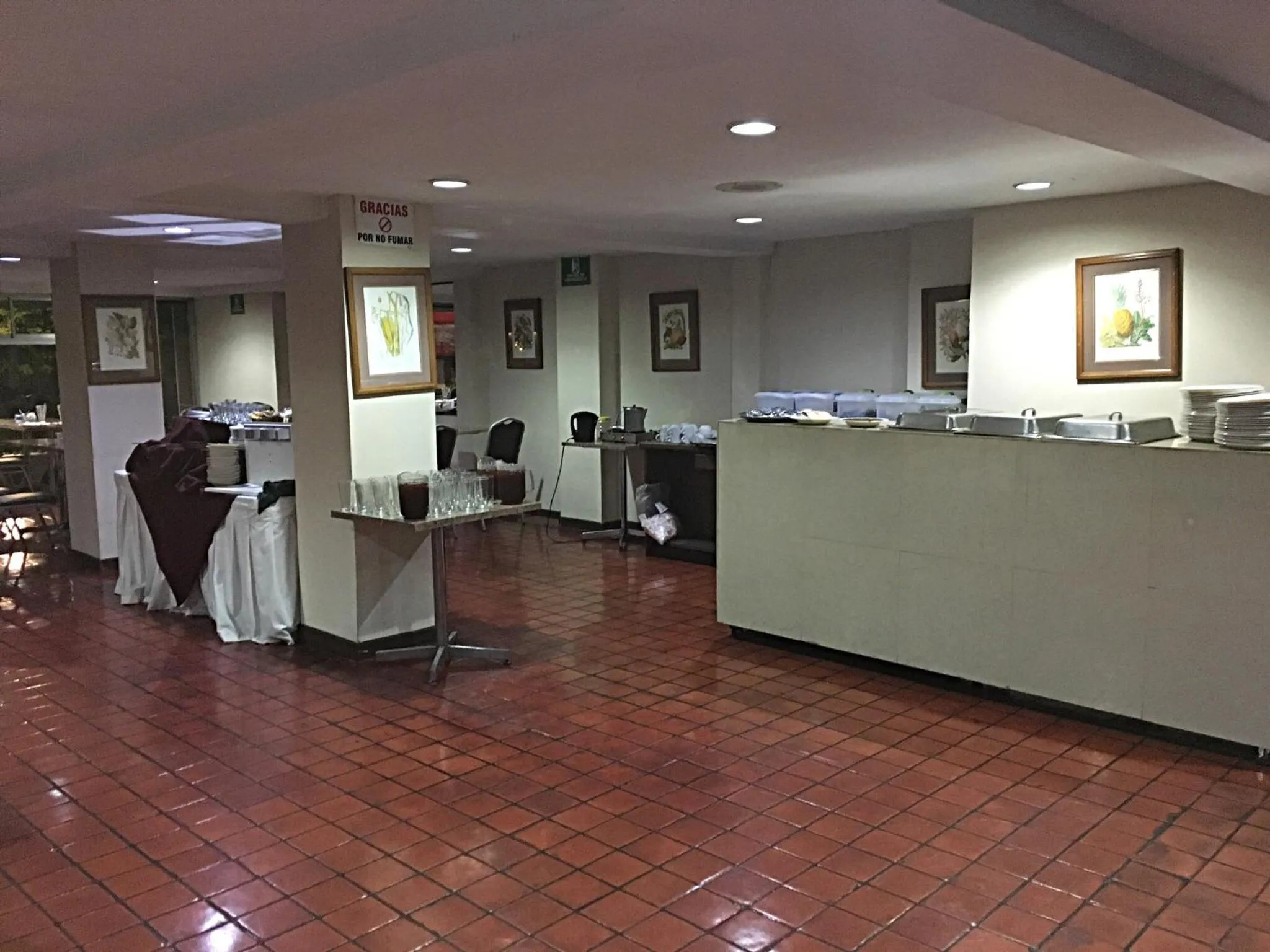 Restaurant/places to eat in Hotel Ambassador