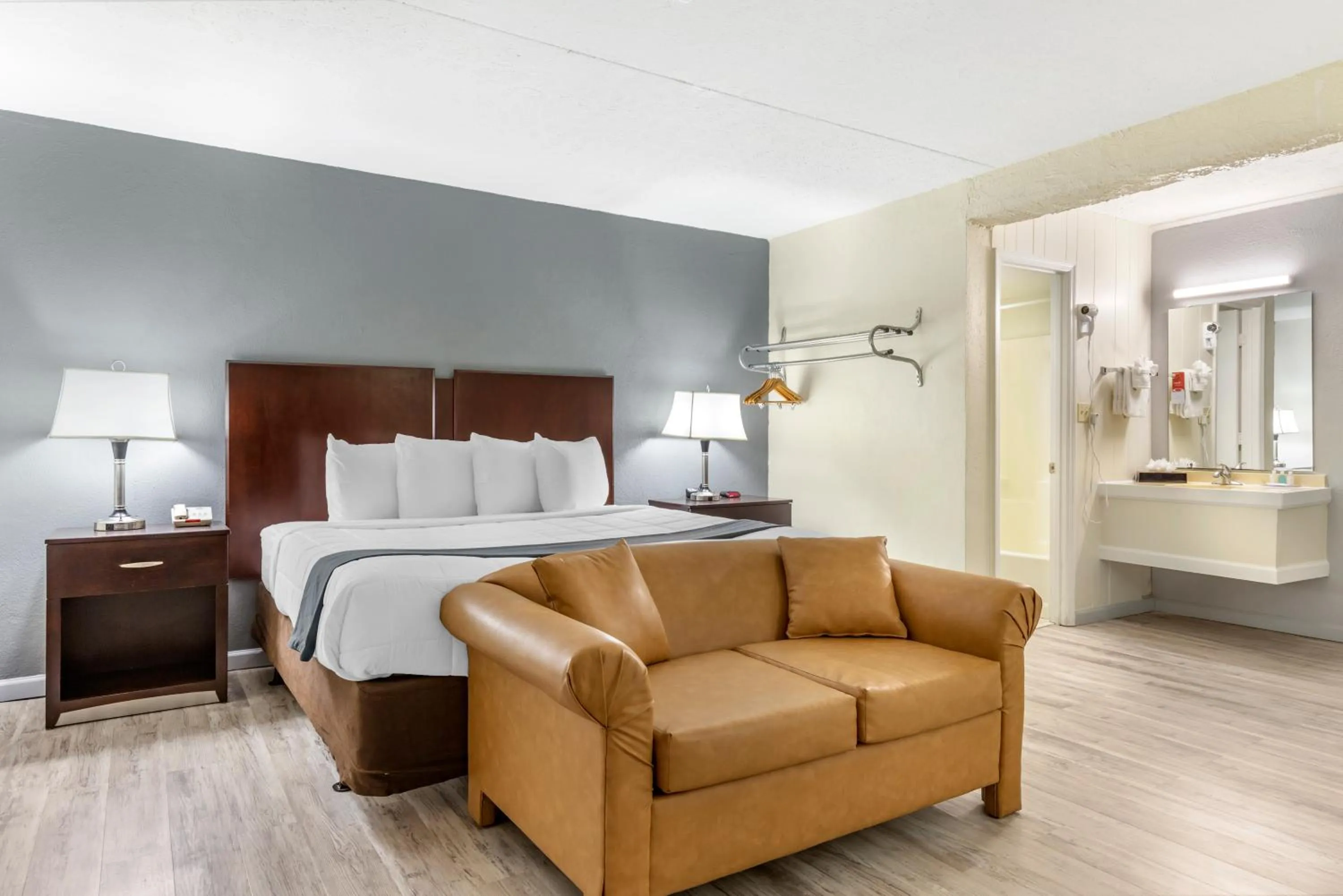 Bed in Econo-Lodge of Conway