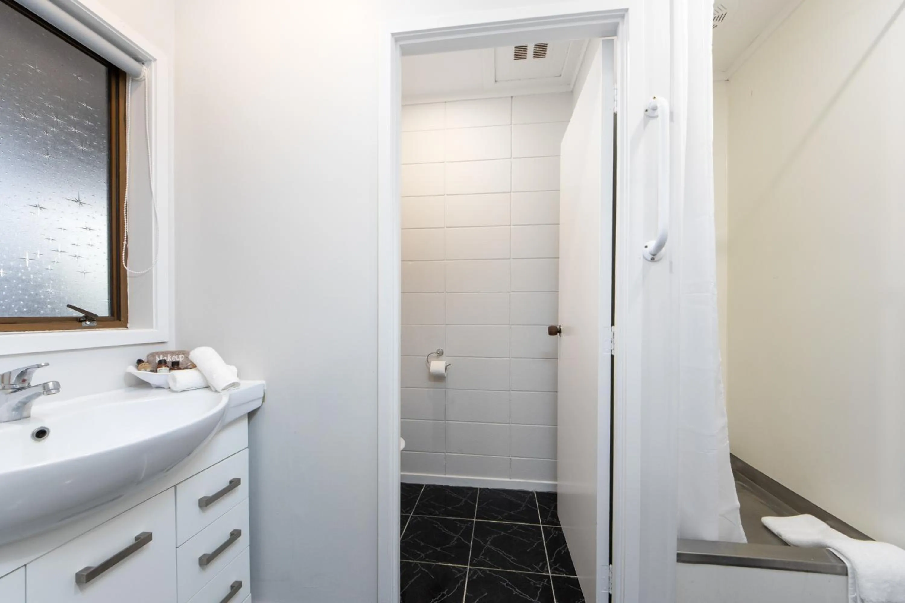 Bathroom in Epsom Motel