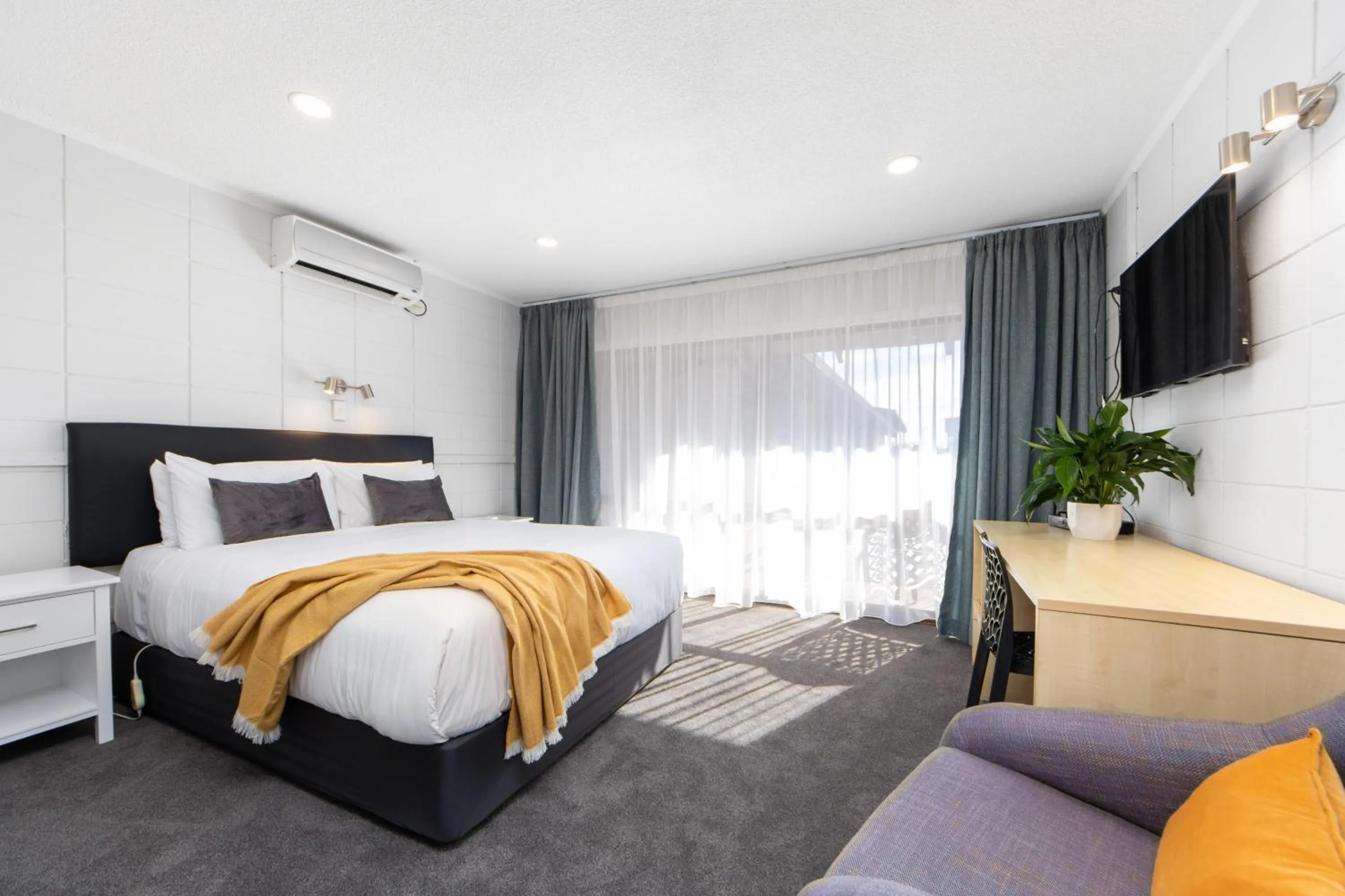 Bedroom, Bed in Epsom Motel