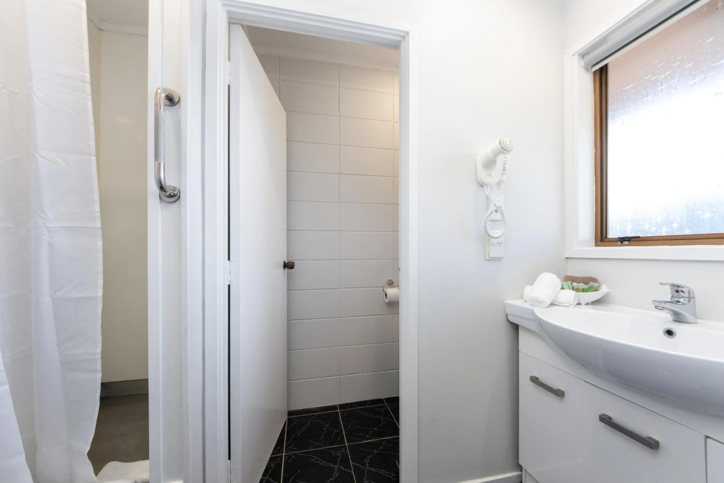 Bathroom in Epsom Motel