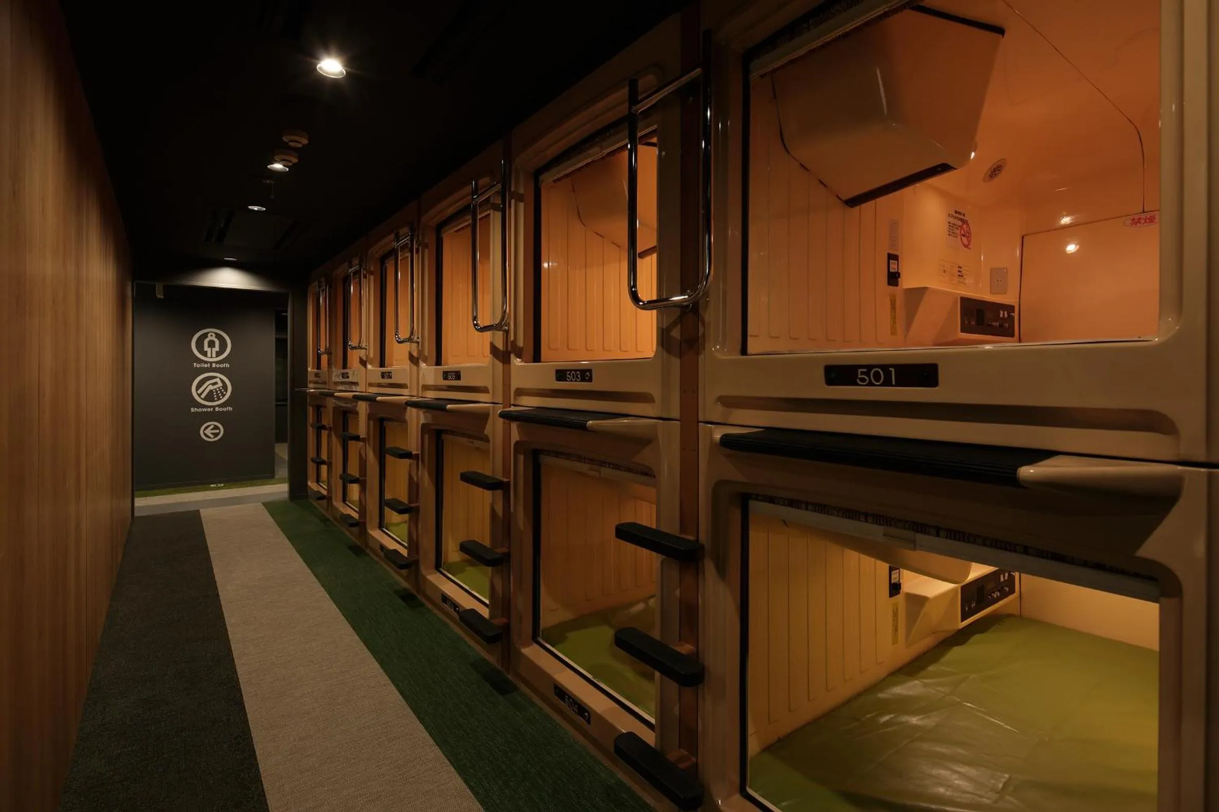 Photo of the whole room in Booth Netcafe & Capsule