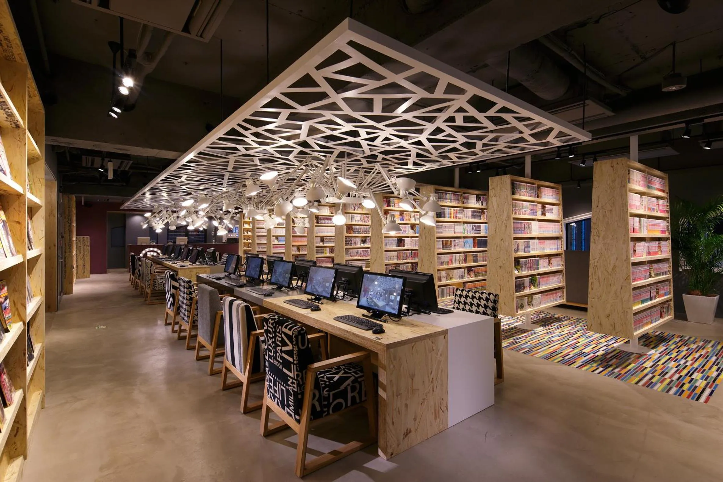 Library in Booth Netcafe & Capsule