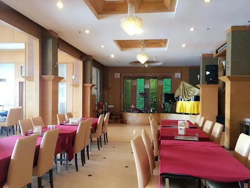 Restaurant/places to eat in The Rich Hotel