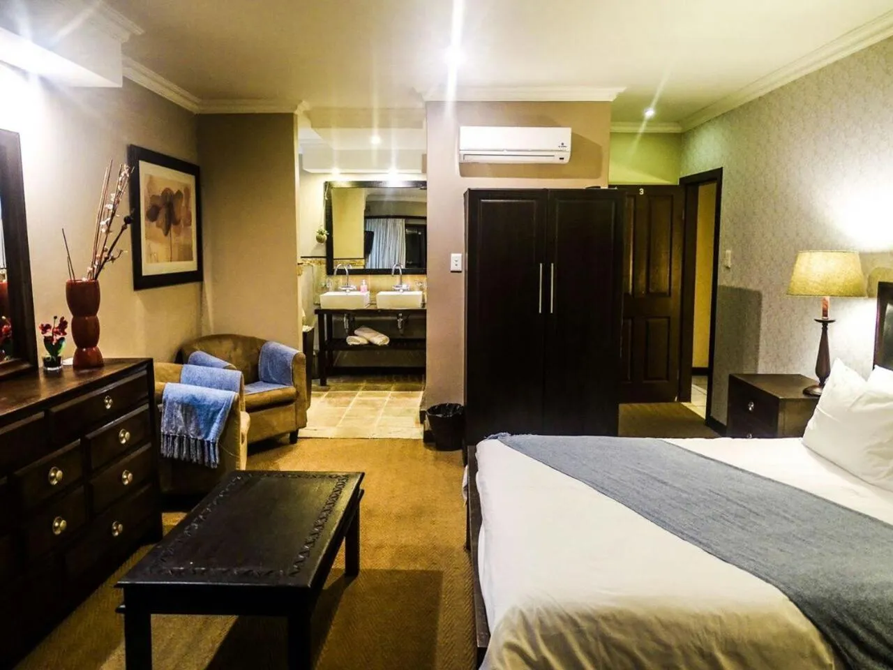 Living room, Bed in Fairways Hotel