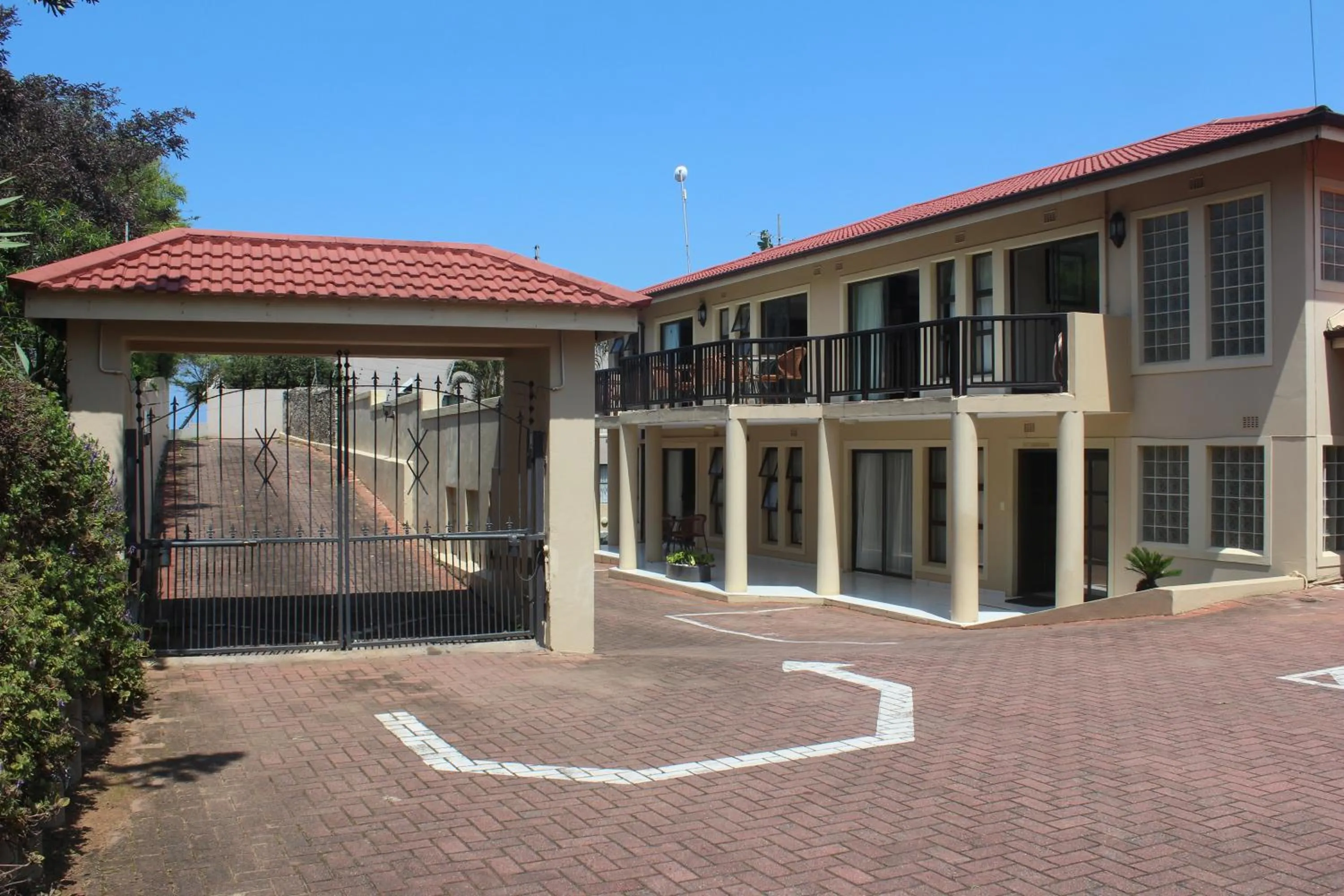Facade/entrance in Fairways Hotel