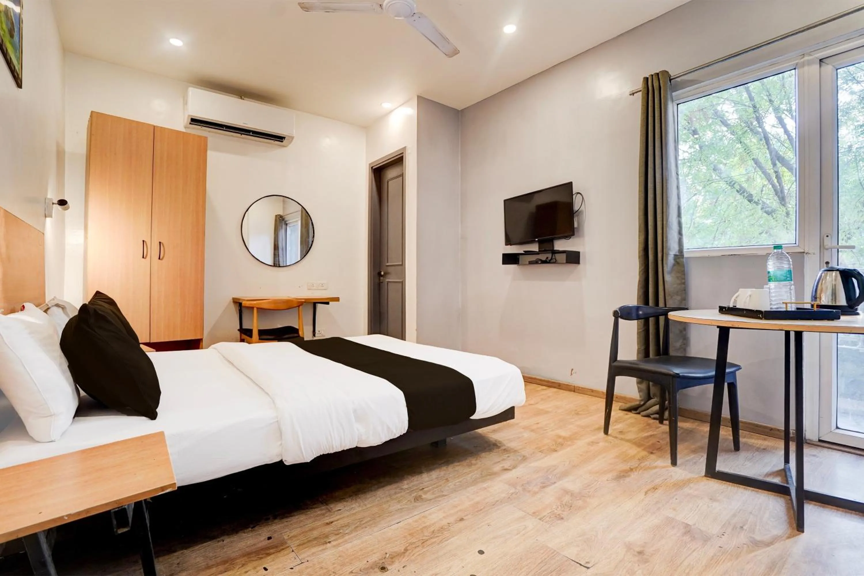 Bedroom in Super Hotel O Britania Chowk