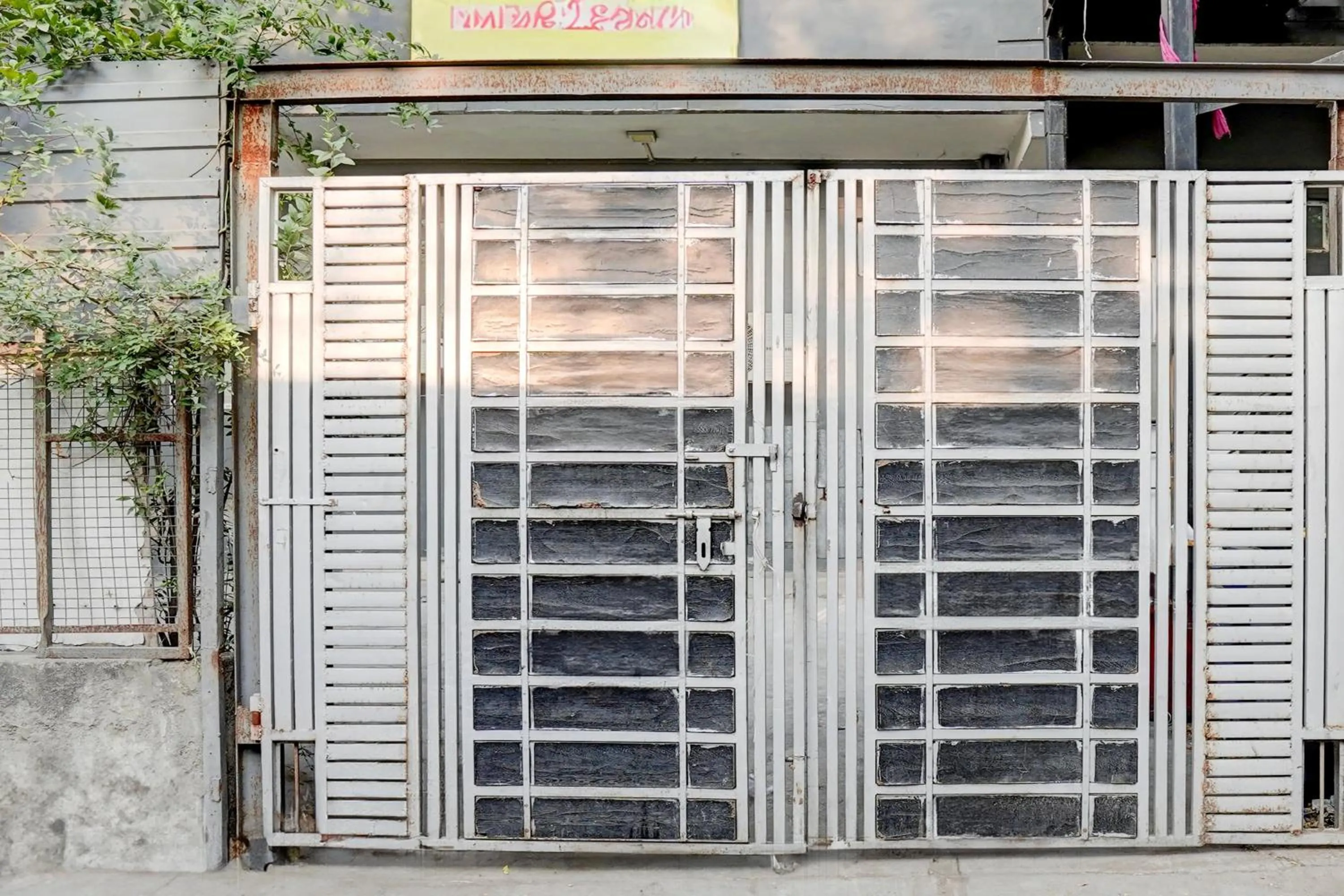 Facade/entrance in Super Hotel O Britania Chowk