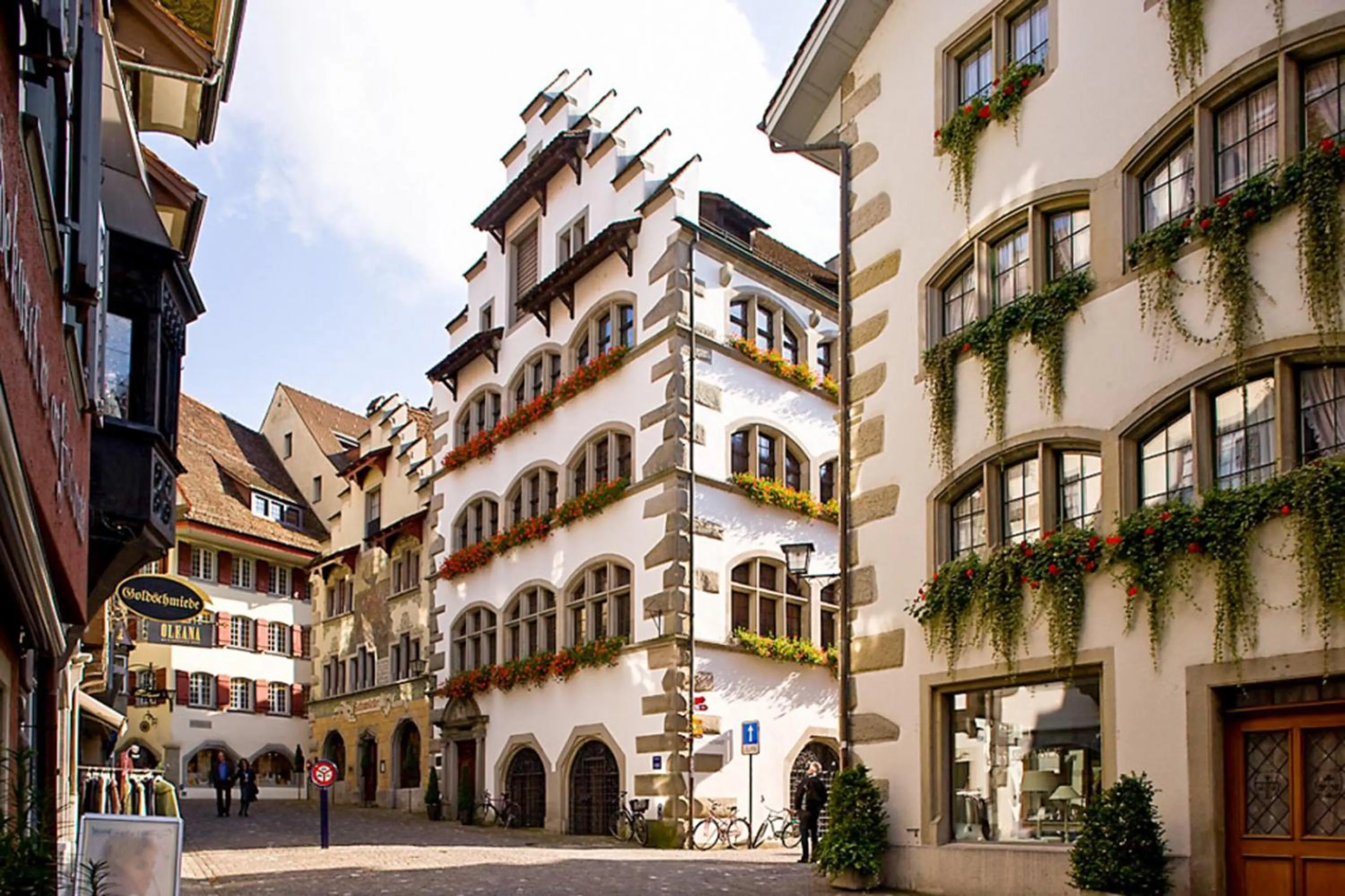 Restaurant/places to eat in Top city center location by Airhome