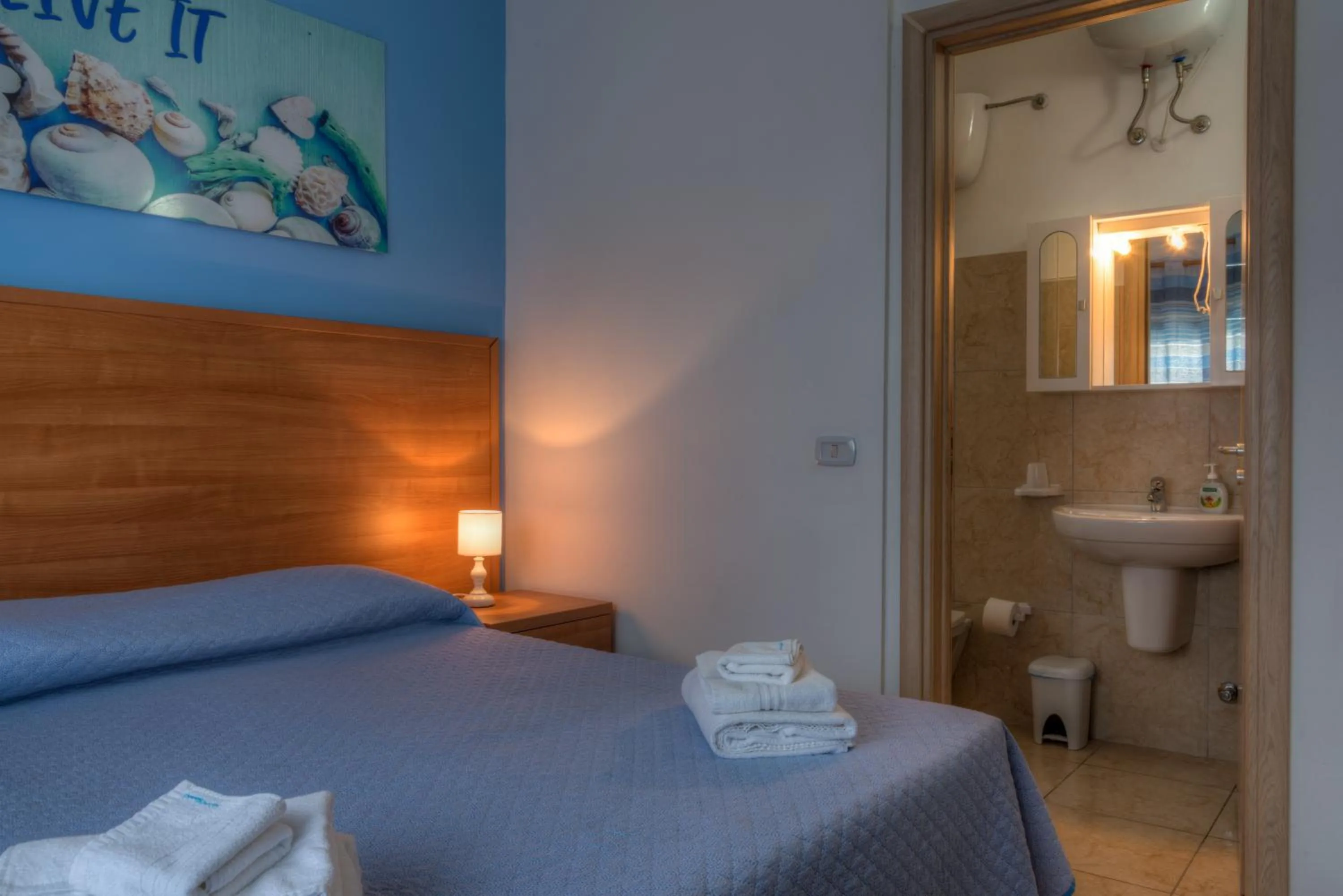 Photo of the whole room, Bed in Aquarium Residence