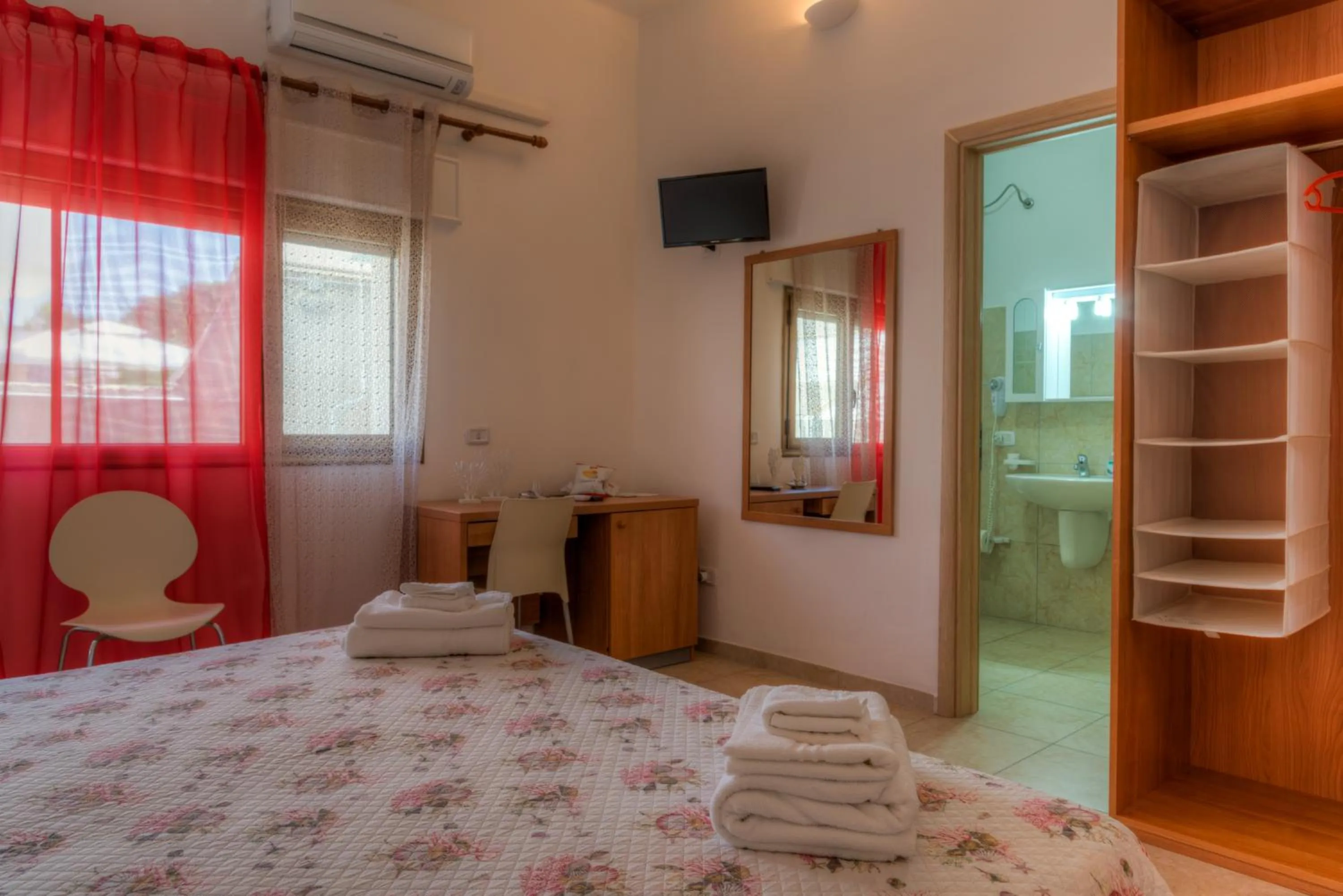 Bedroom, Bed in Aquarium Residence