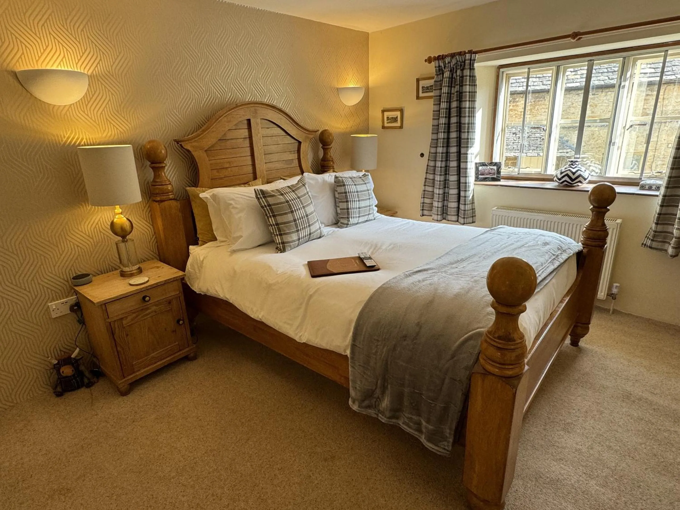 Deluxe King Room in Guiting Guest House