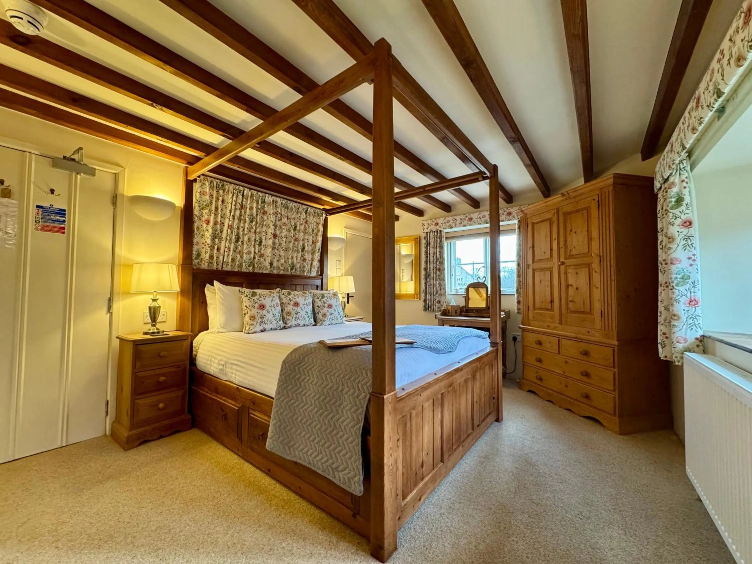 Bedroom, Bed in Guiting Guest House