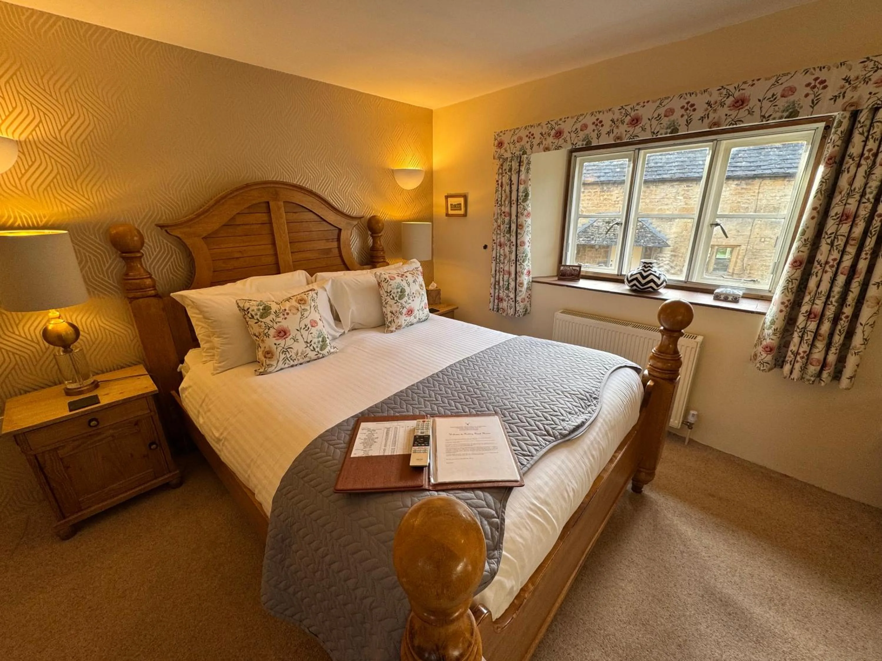 Bedroom, Bed in Guiting Guest House