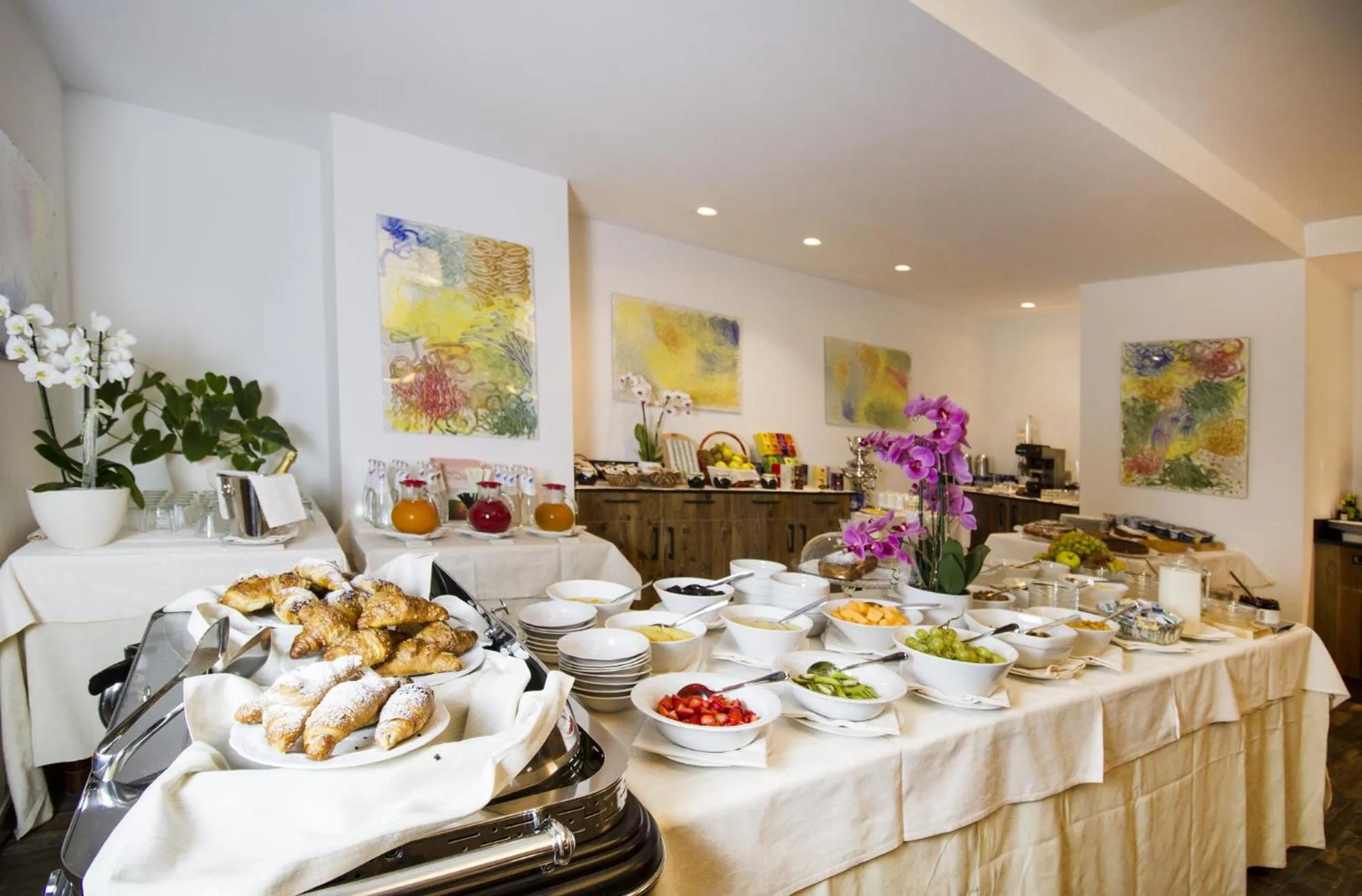 Buffet breakfast in Hotel Garnì Caminetto