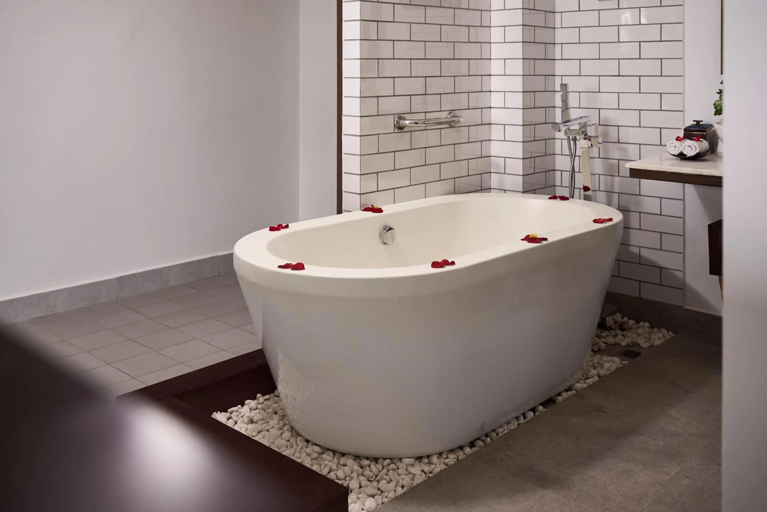 Hot Tub in Hoi An Odyssey Hotel & Spa