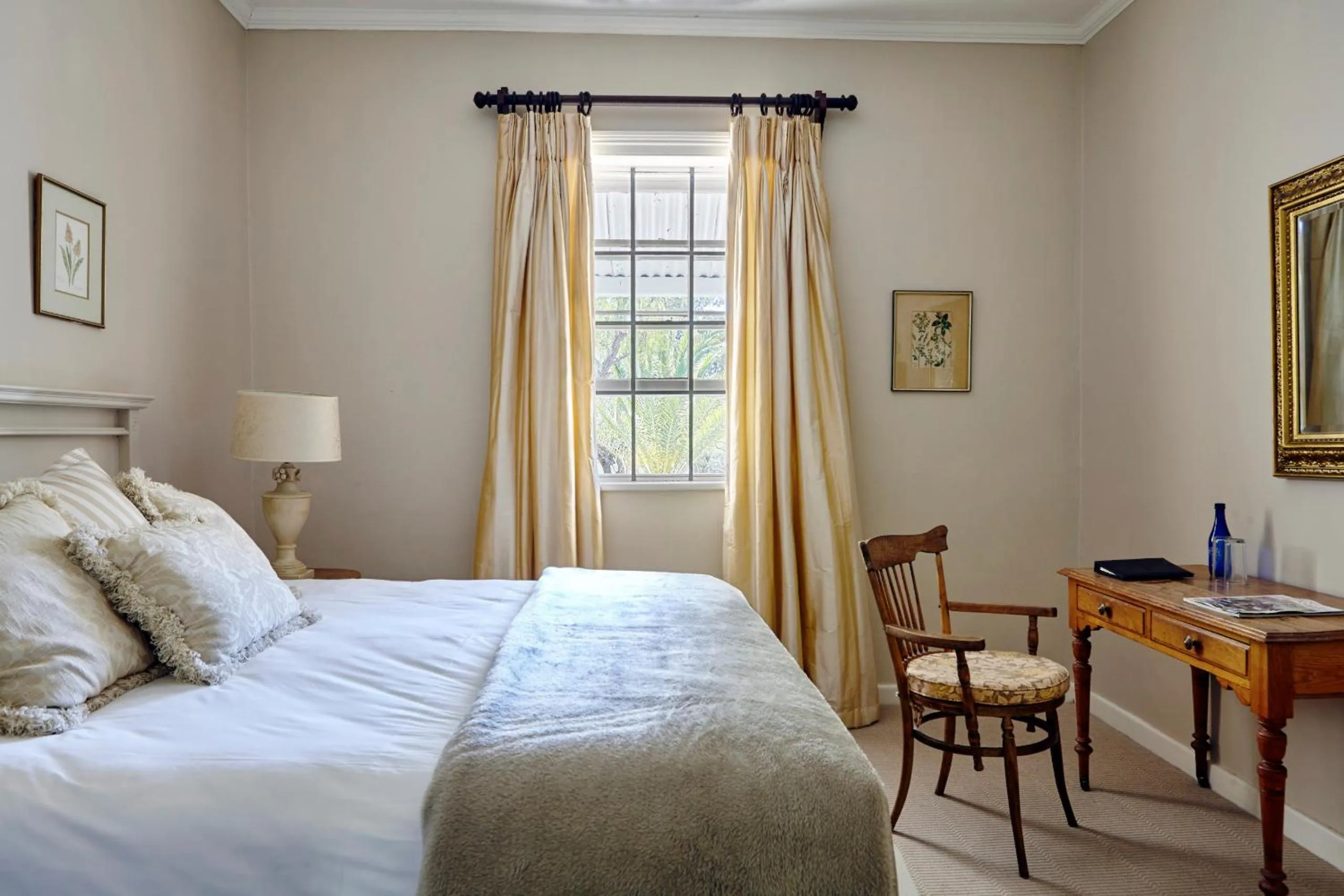 Bedroom, Bed in Lord Milner Hotel