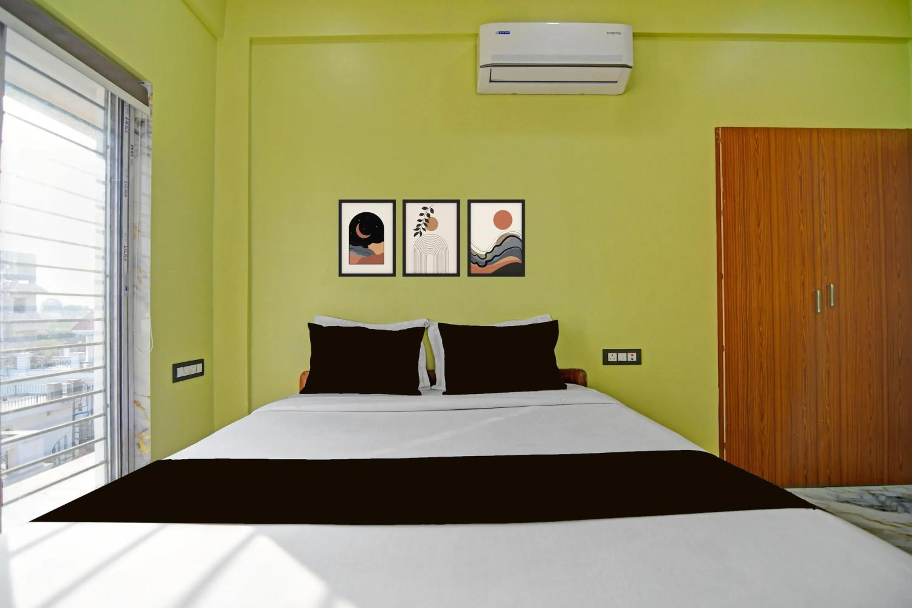 Bedroom, Bed in Super Collection O Metropolis Mall Kolkata Formerly Ax Inn