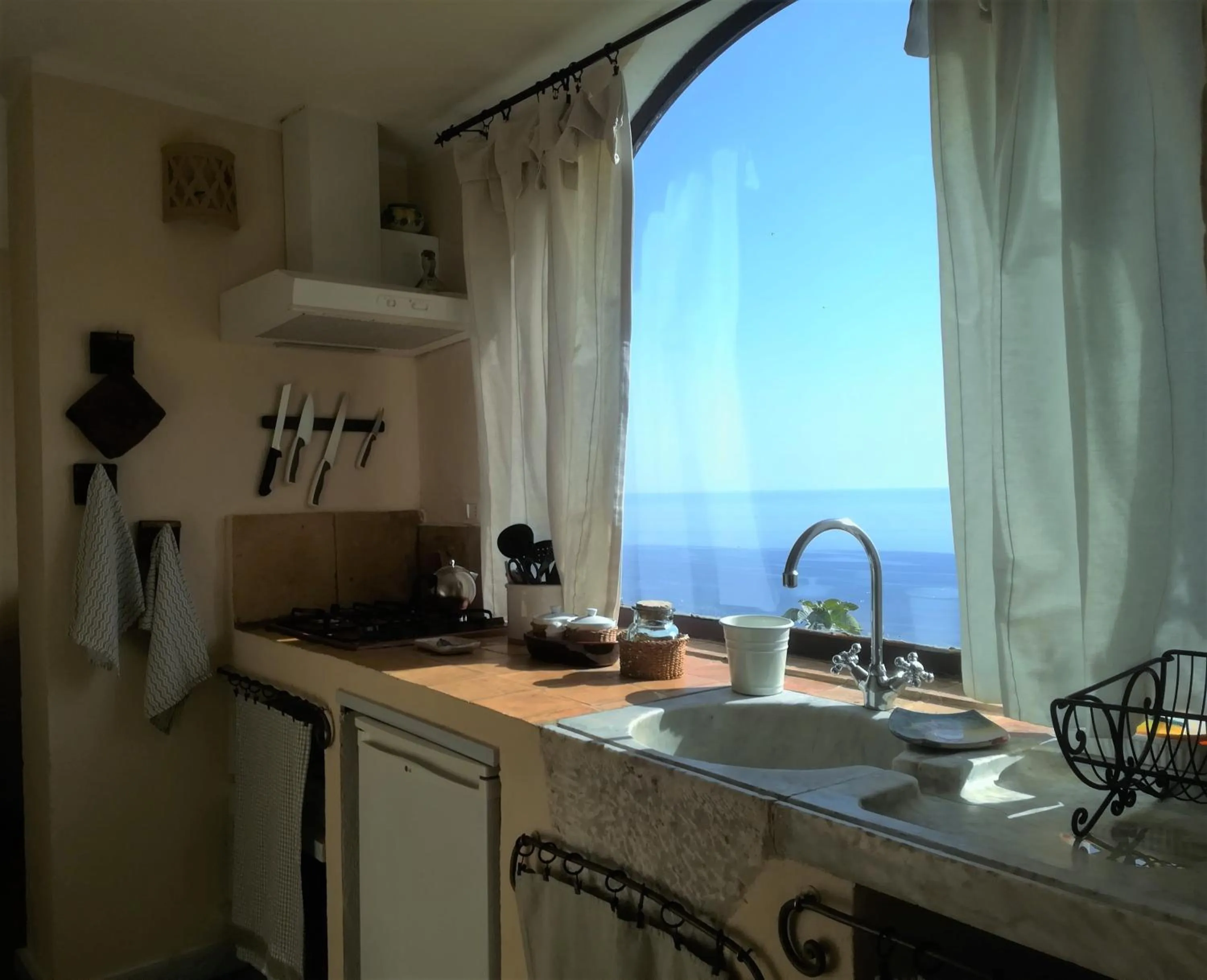 Kitchen or kitchenette in Marulivo Hotel