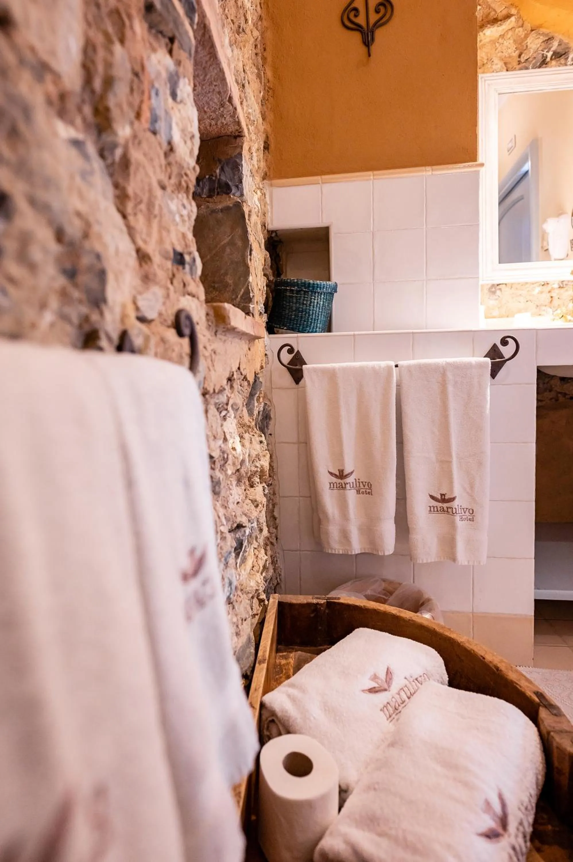 Bathroom, Bed in Marulivo Hotel