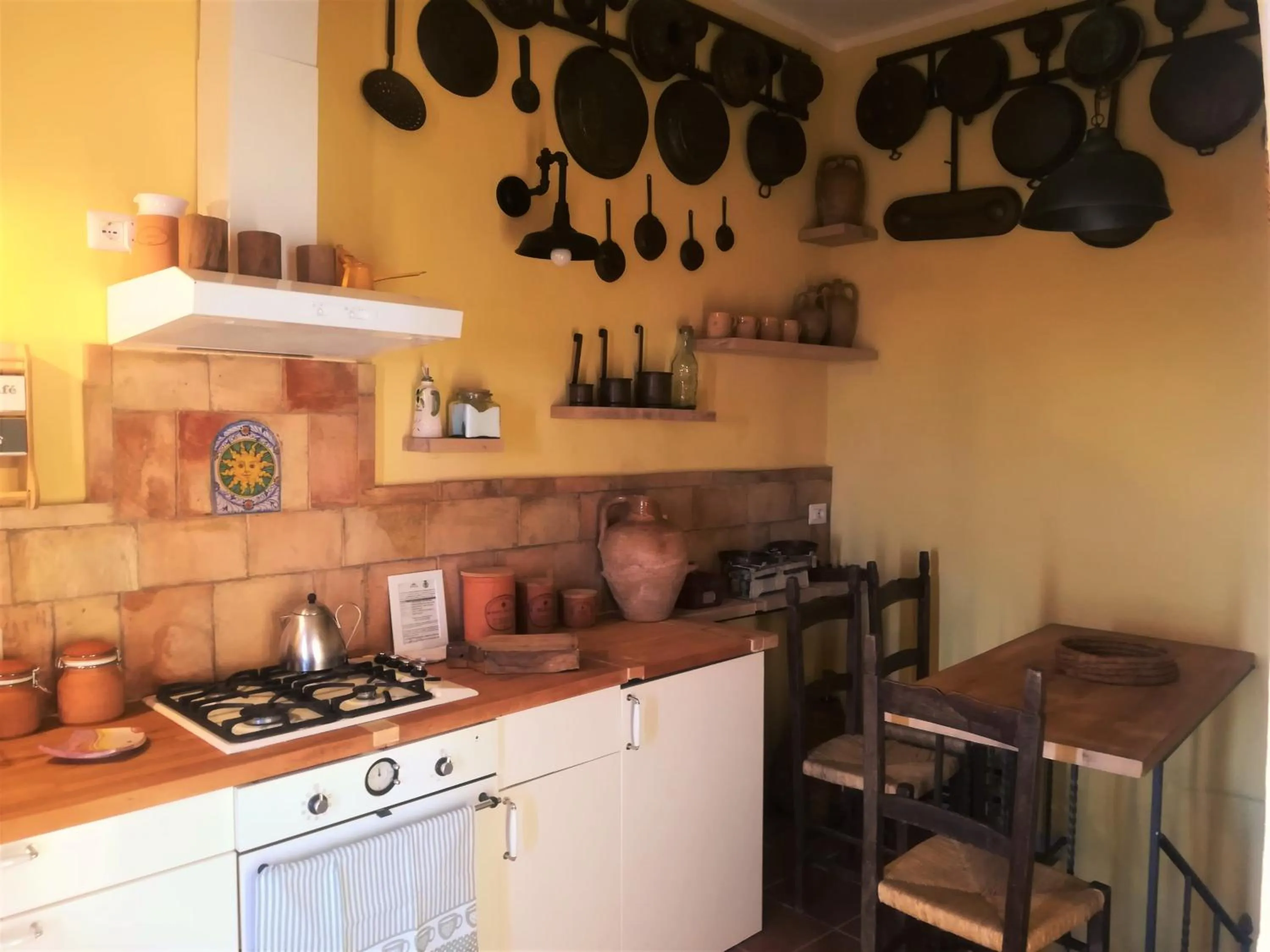 Kitchen or kitchenette in Marulivo Hotel