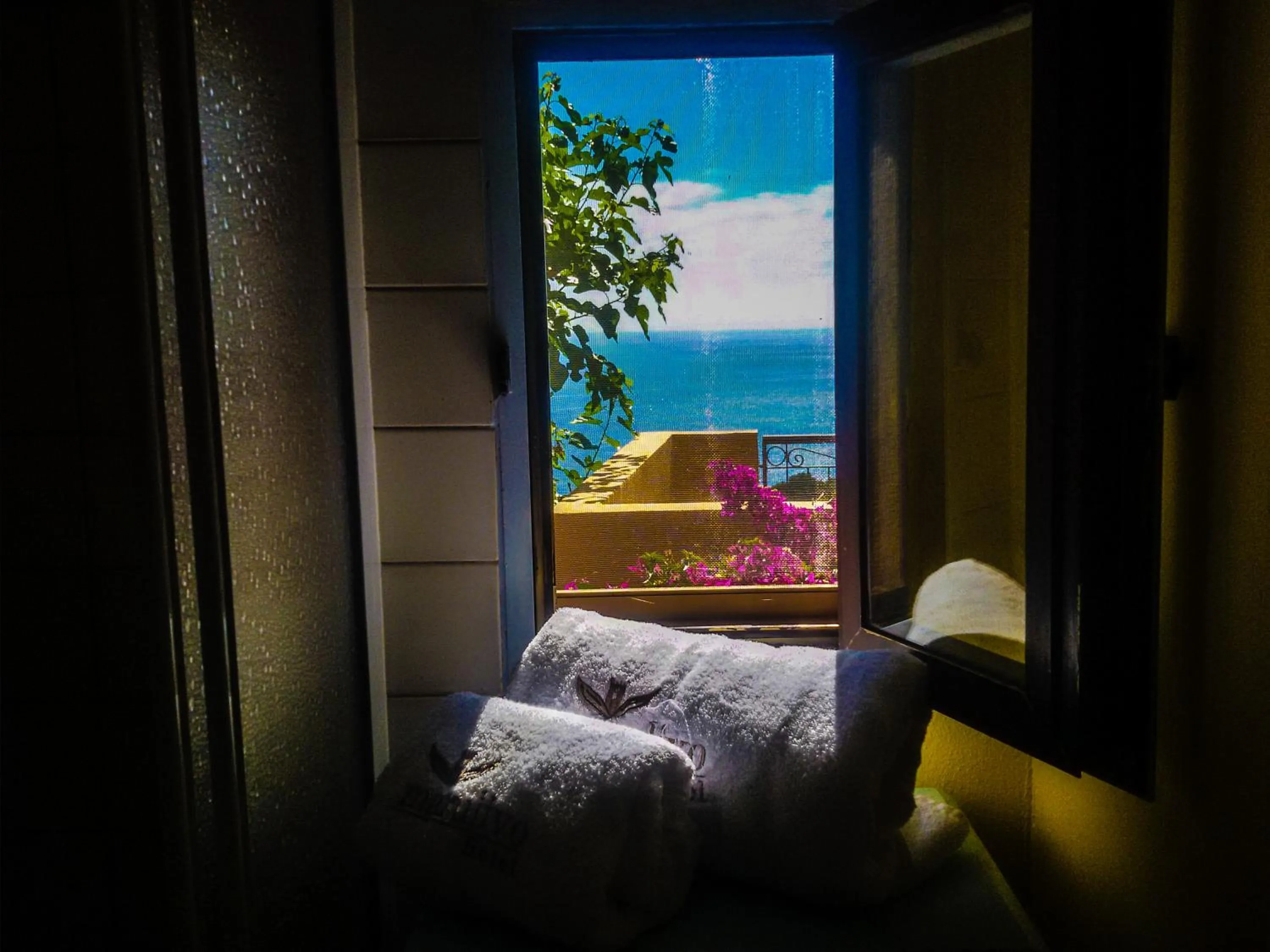 Bathroom, Bed in Marulivo Hotel