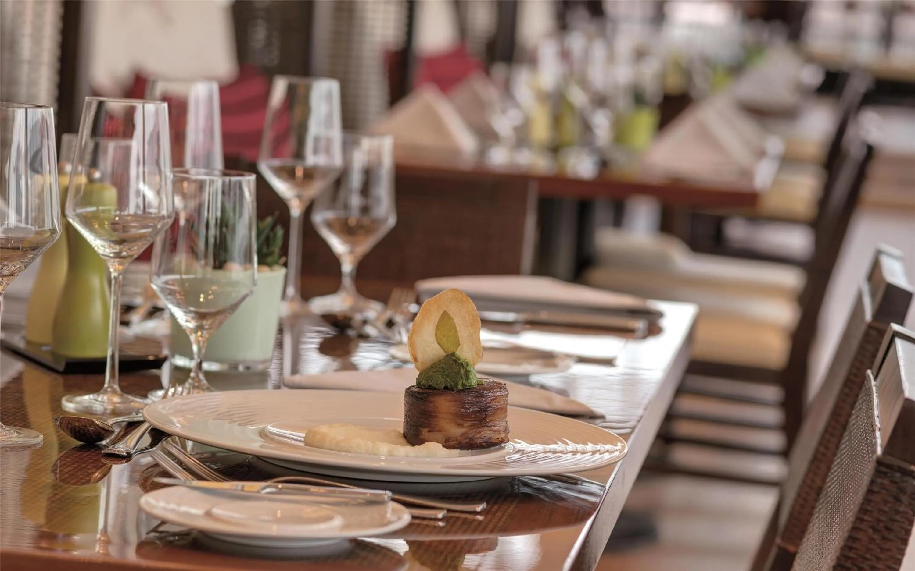 Restaurant/places to eat in Kempinski Hotel Gold Coast City