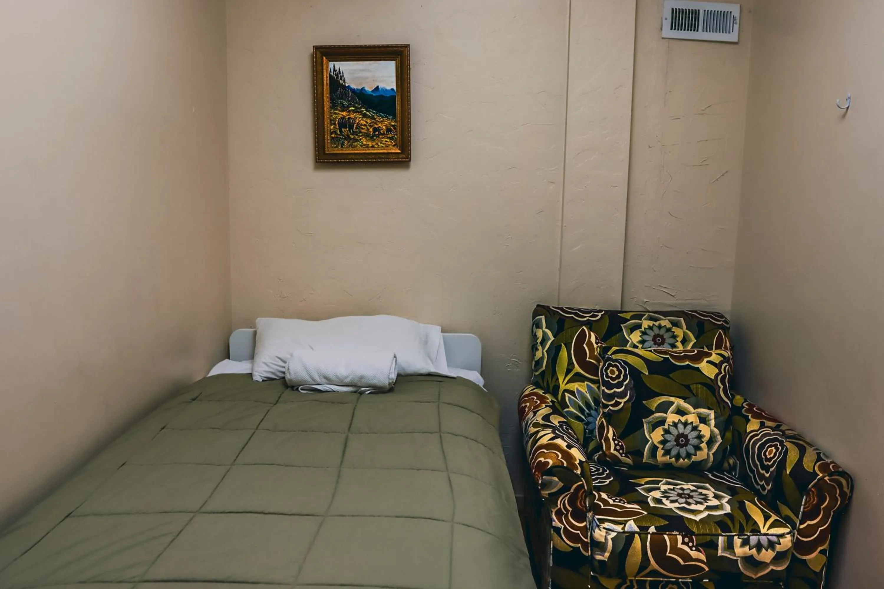 Bedroom, Bed in Treasure State Hostel