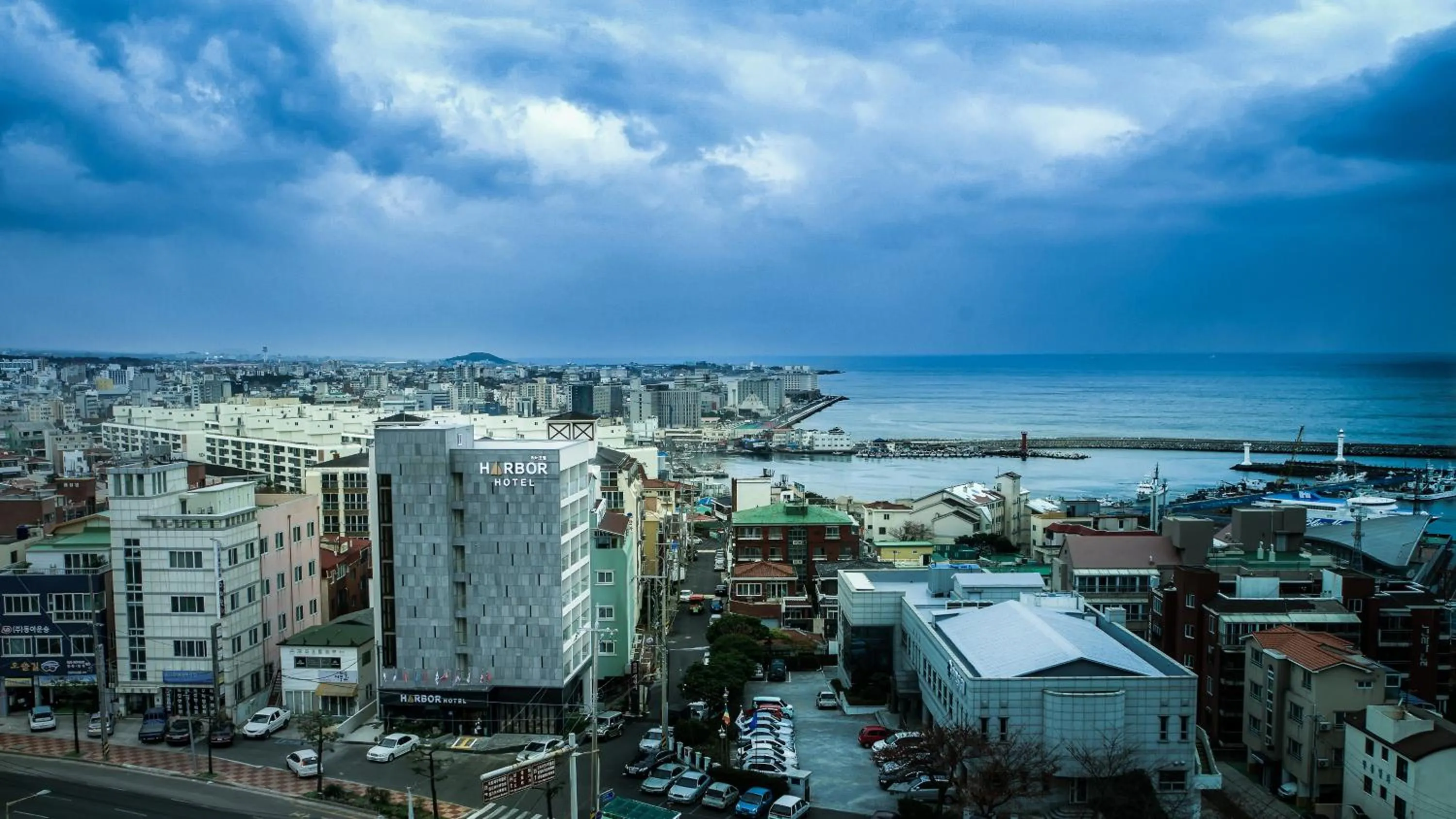 Facade/entrance in Harbor Hotel