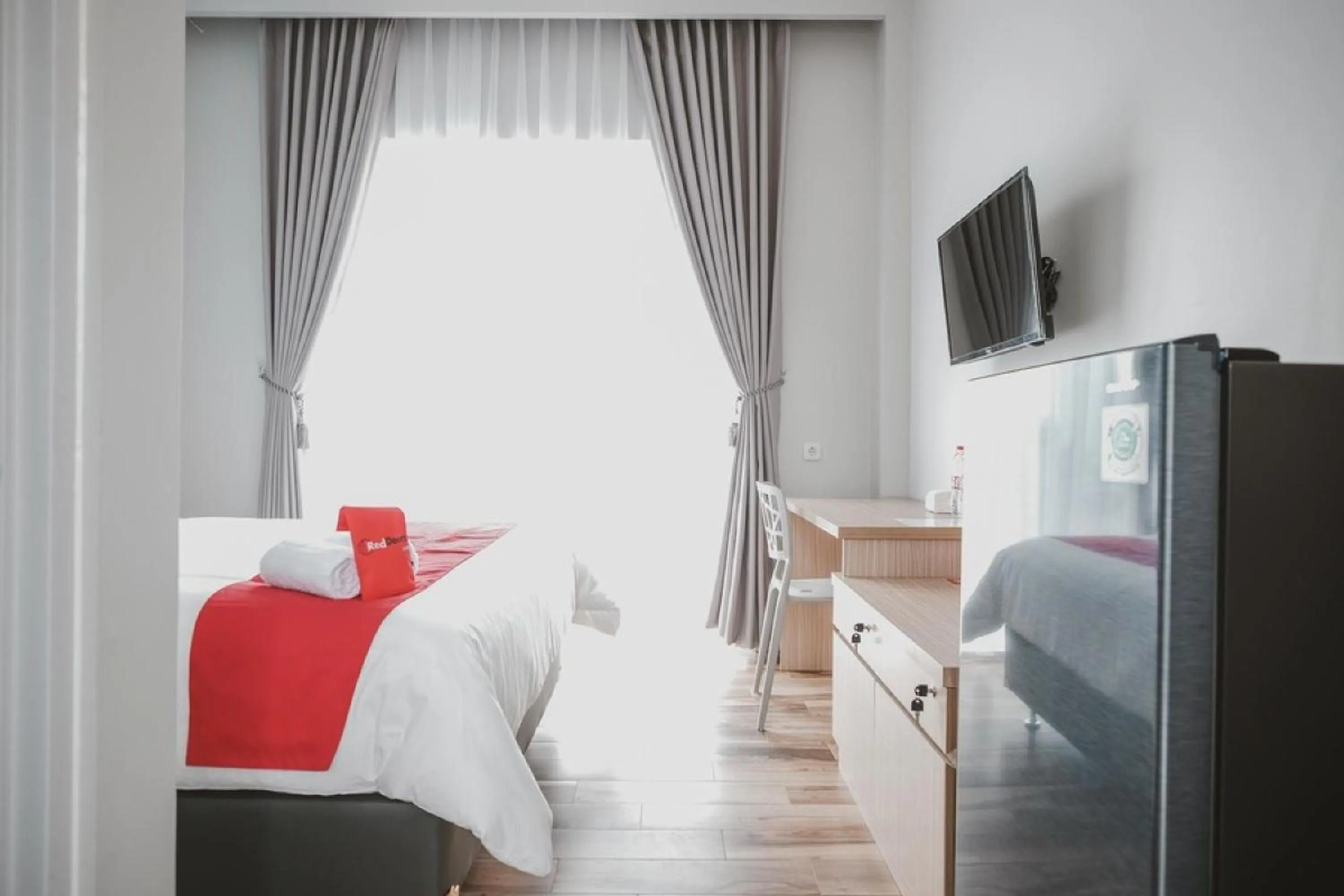 Bed in Reddoorz Plus @ Karet Pedurenan 3