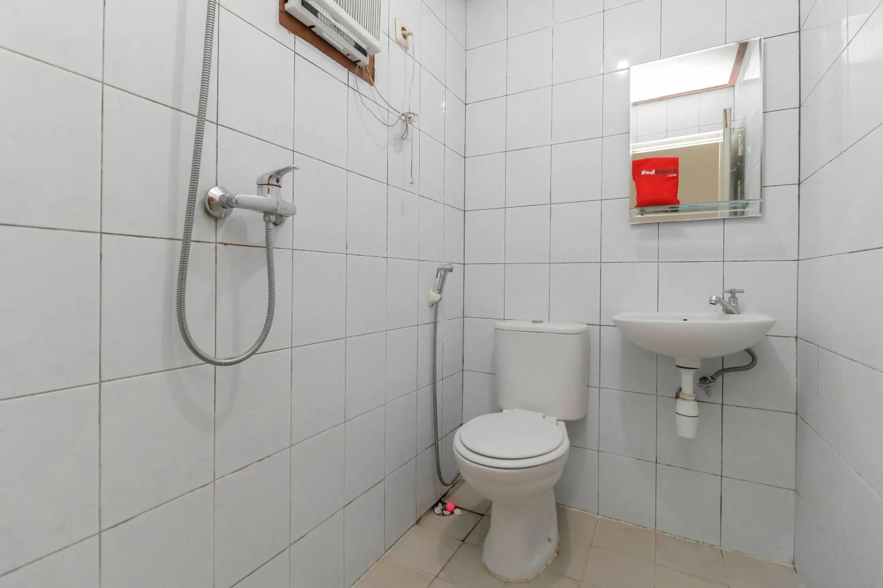 Bathroom in Reddoorz Plus @ Karet Pedurenan 3
