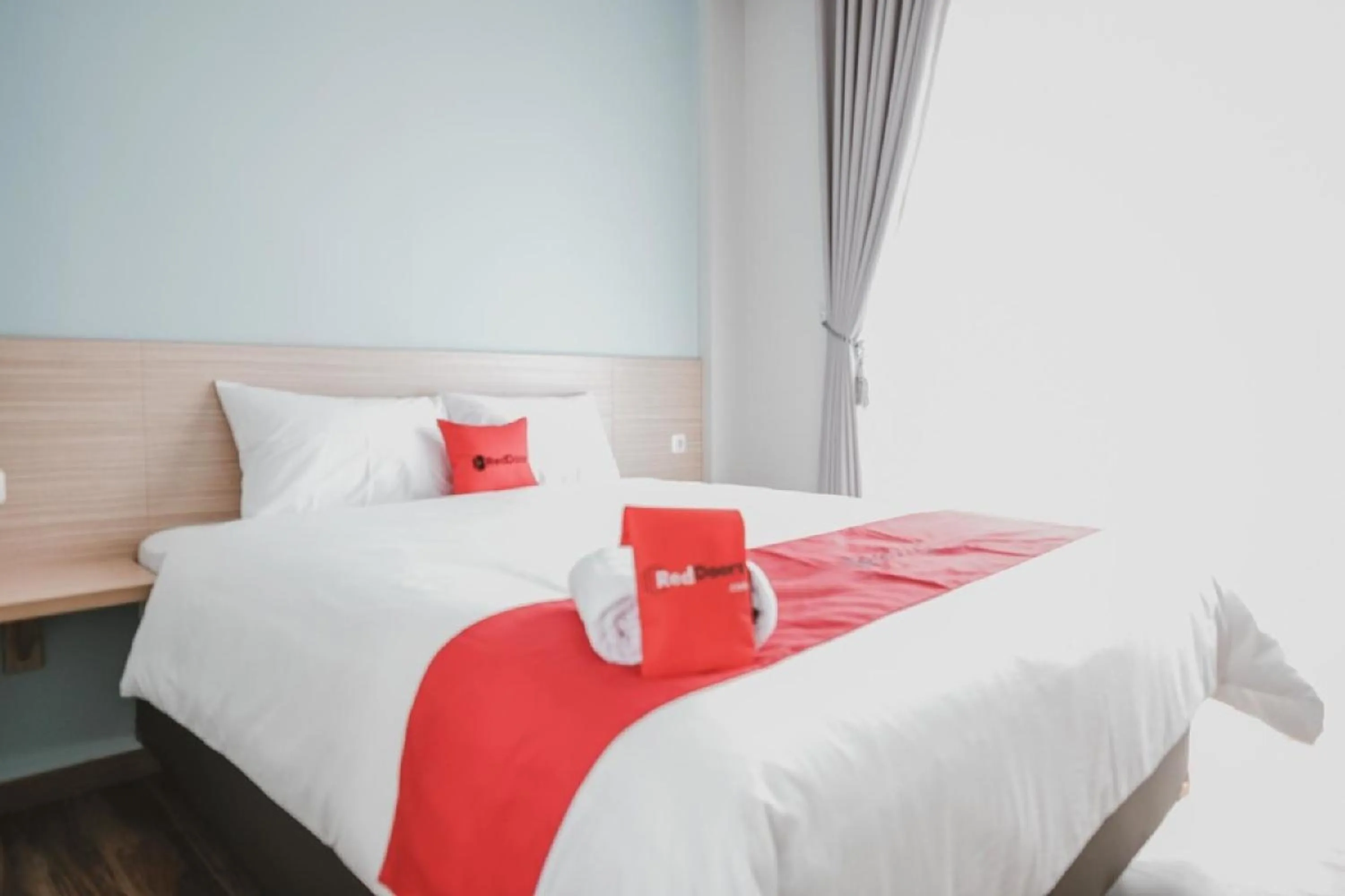 Bedroom, Bed in Reddoorz Plus @ Karet Pedurenan 3