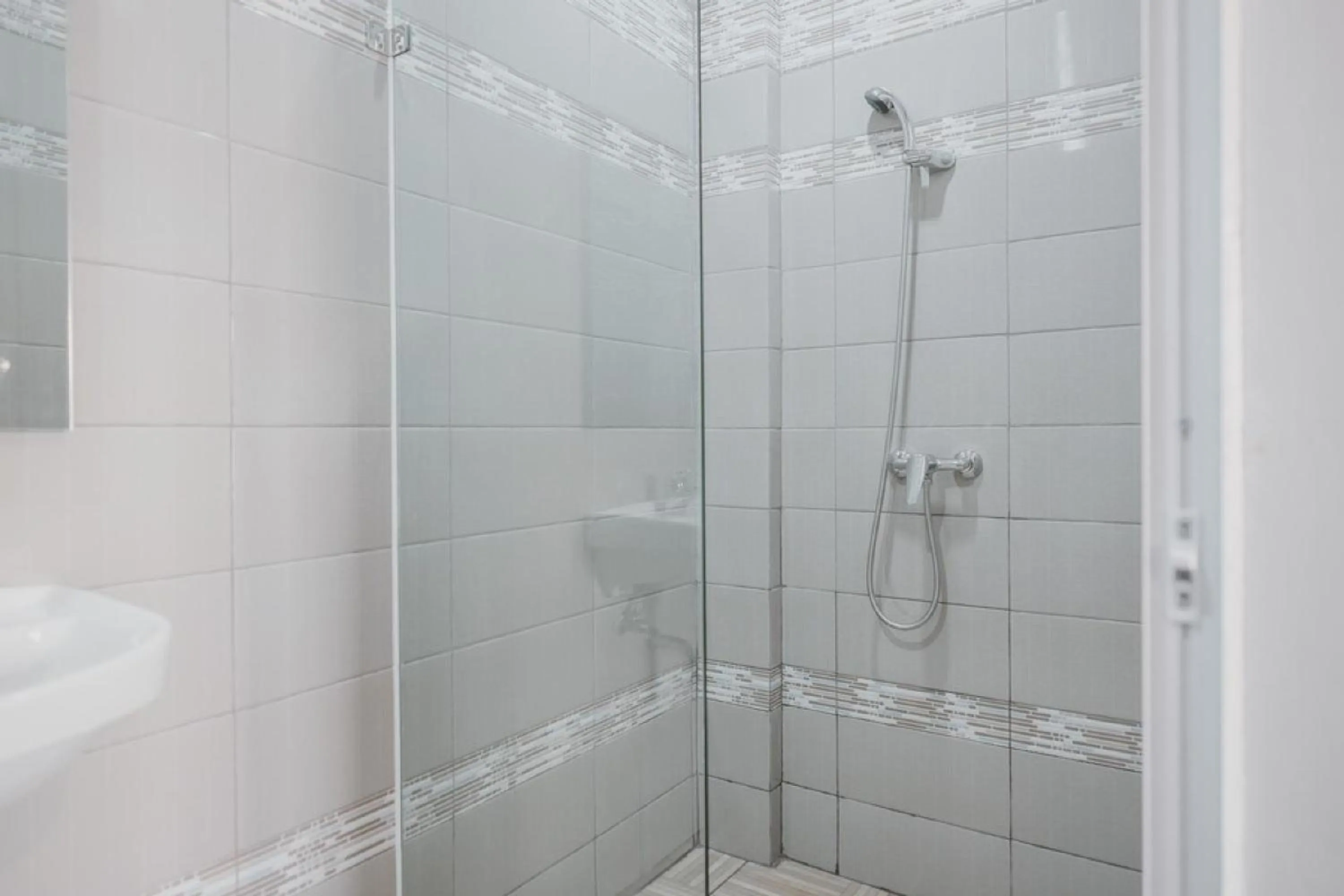 Bathroom in Reddoorz Plus @ Karet Pedurenan 3