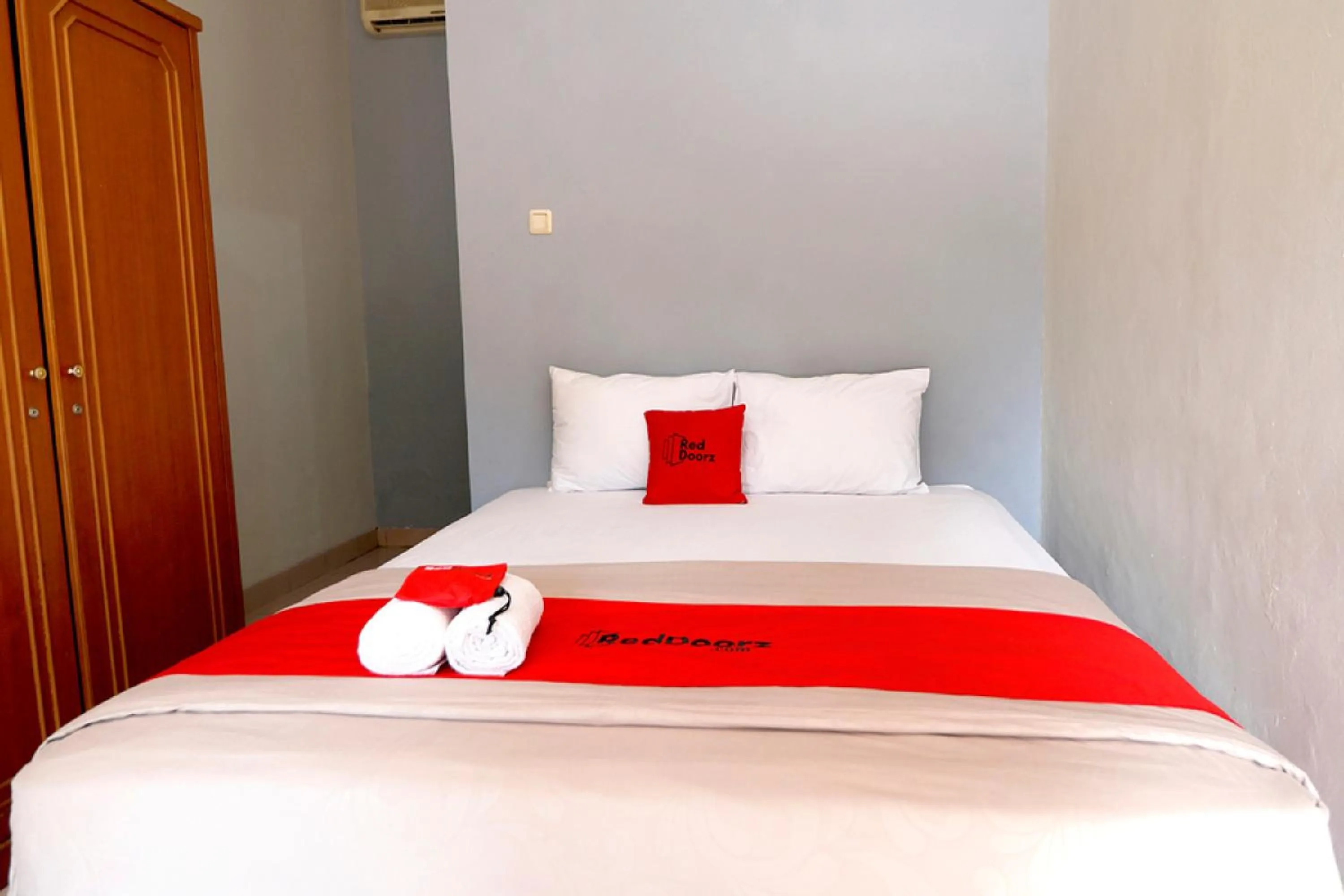 Bedroom, Bed in Reddoorz Plus @ Karet Pedurenan 3