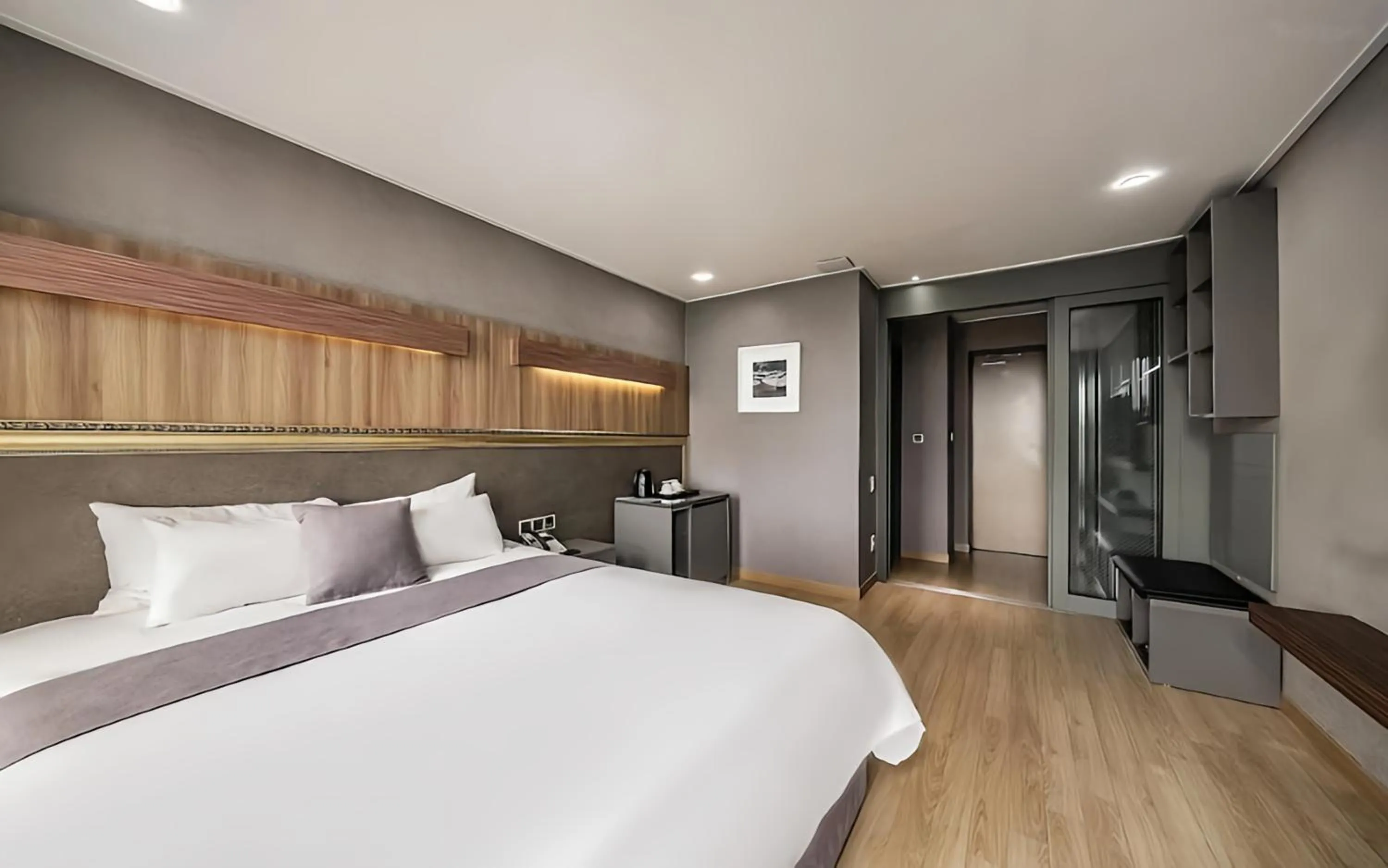 Property building, Bed in Hotel L'art Gimpo