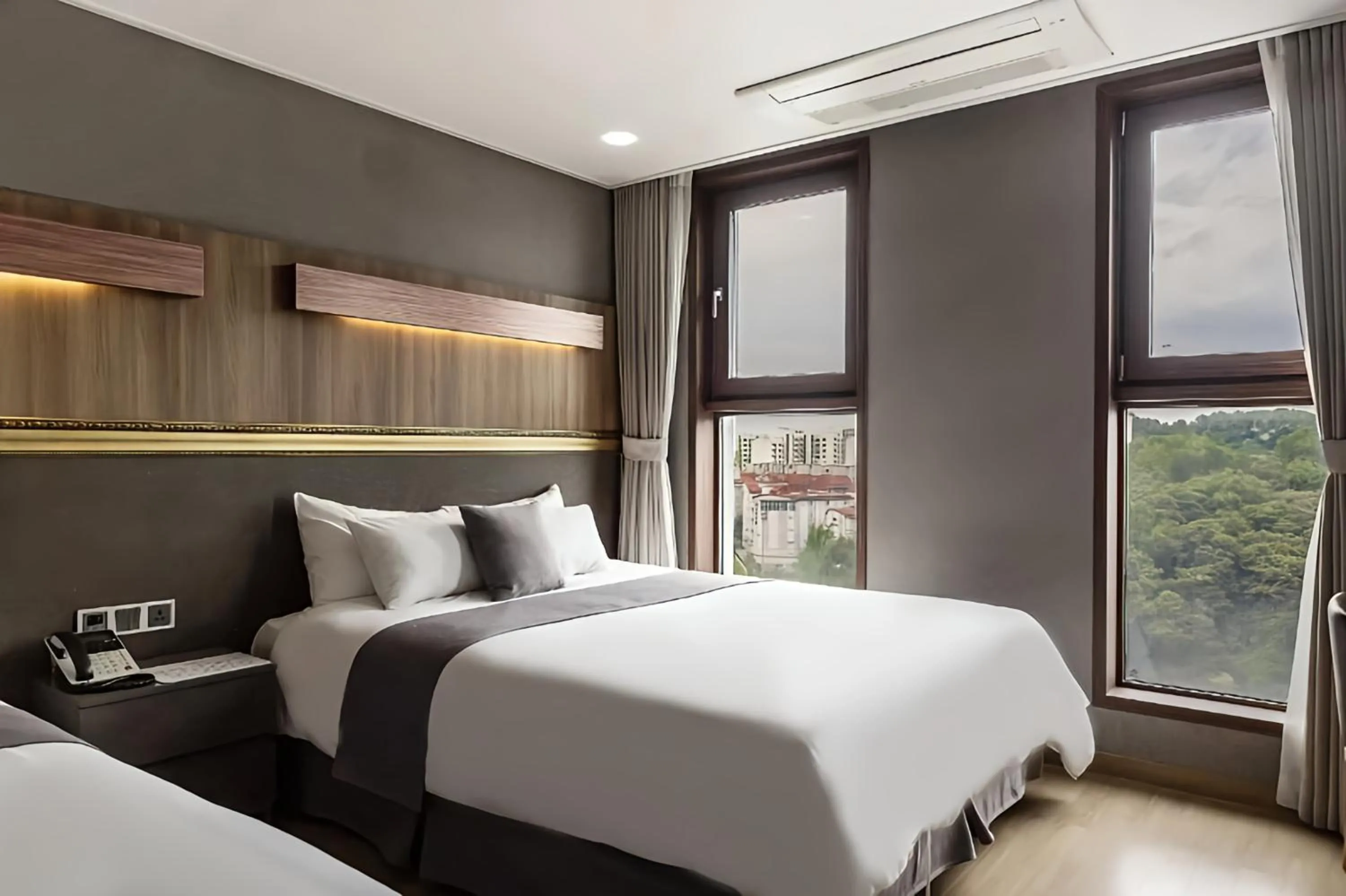 Property building, Bed in Hotel L'art Gimpo