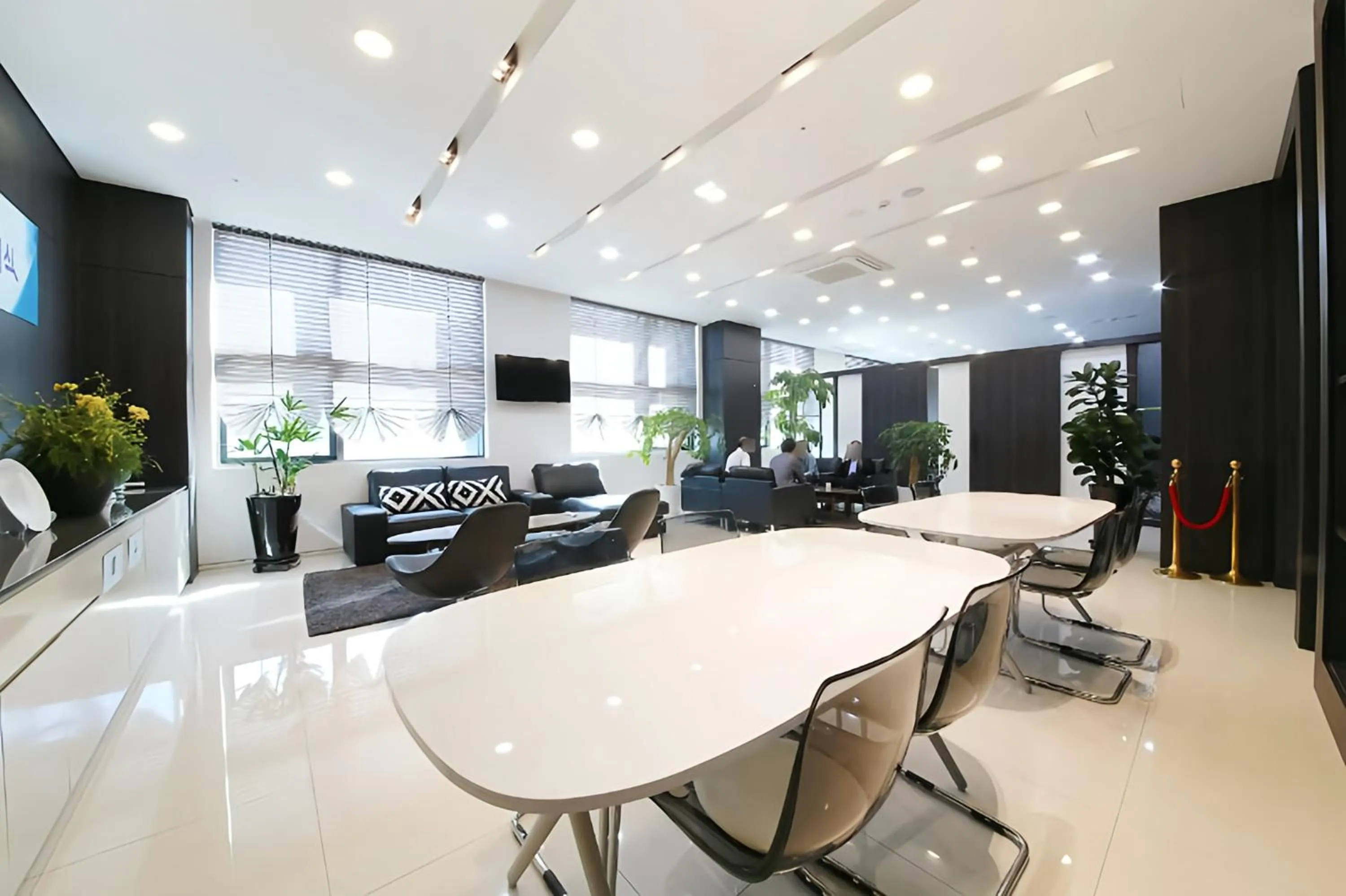 Communal lounge/ TV room in Hotel L'art Gimpo