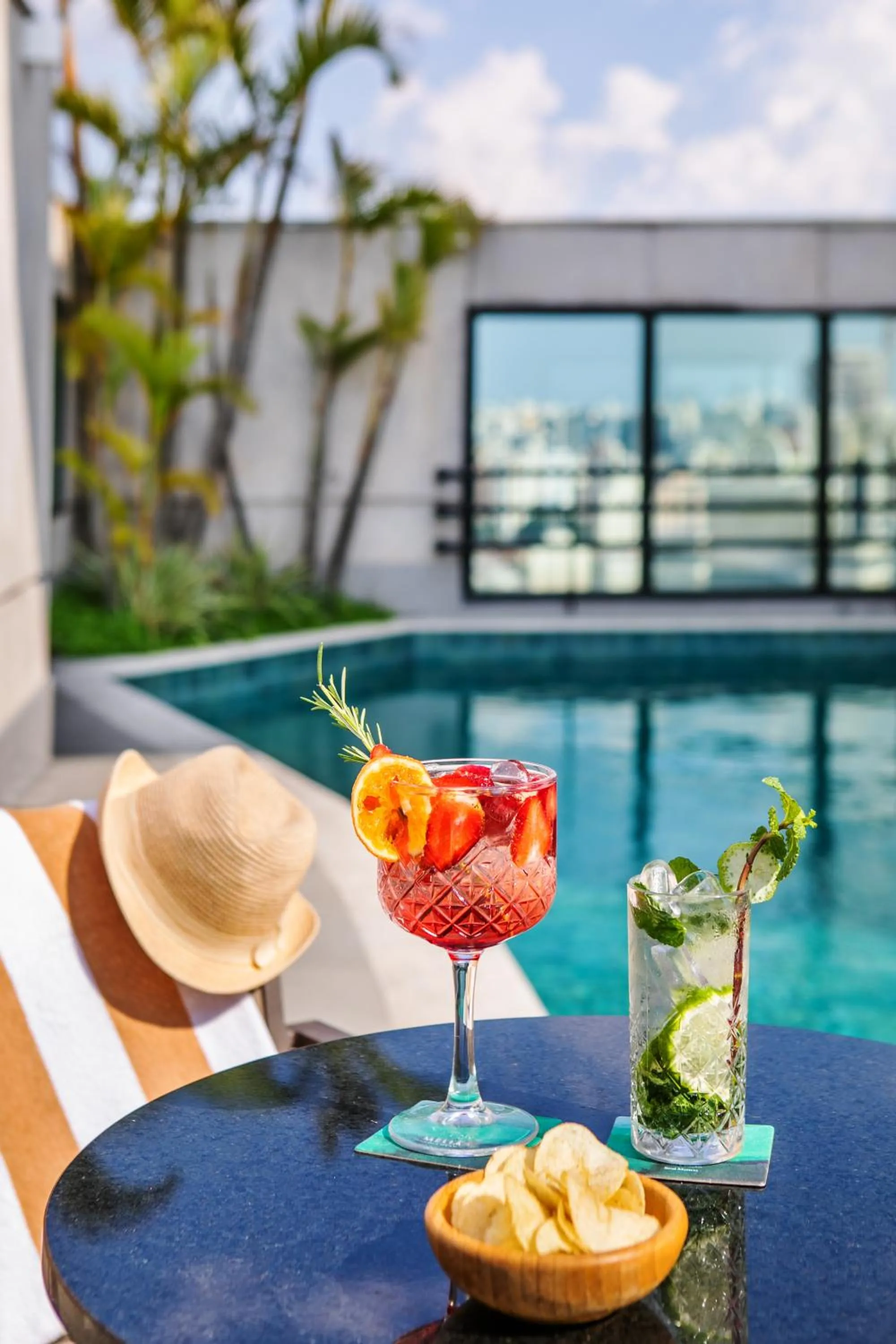 Swimming pool in Meliá Jardim Europa